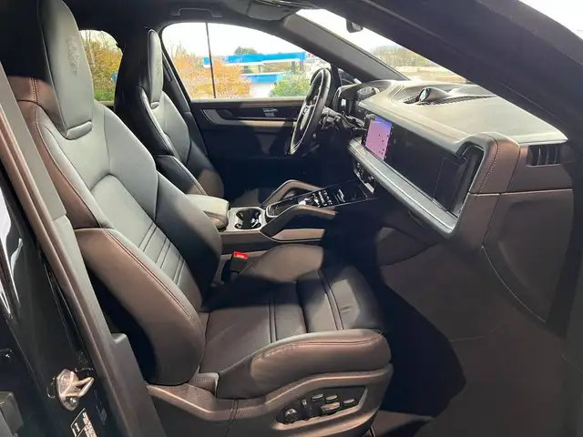 Porsche Cayenne view 11