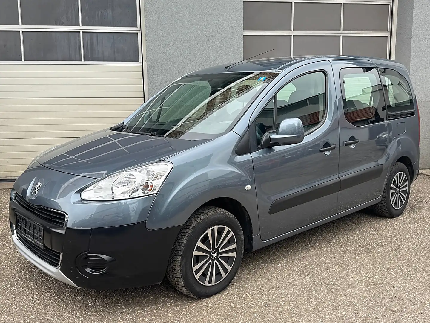 Peugeot Partner Tepee Lion Edition 1,6 HDi Blau - 1