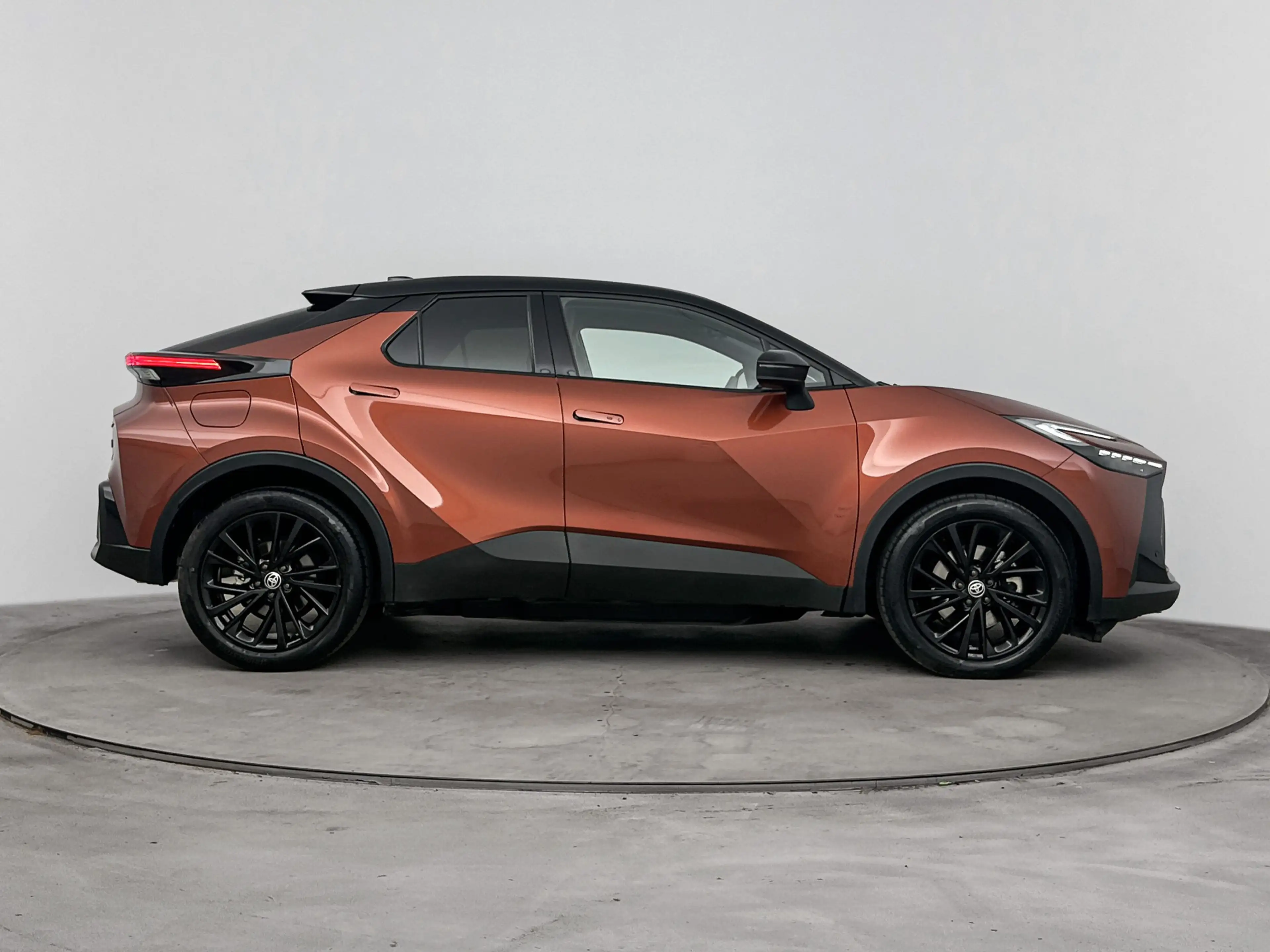 Toyota C-HR 2.0 Plug-in Hybrid 220 GR SPORT PLUS — photo 11
