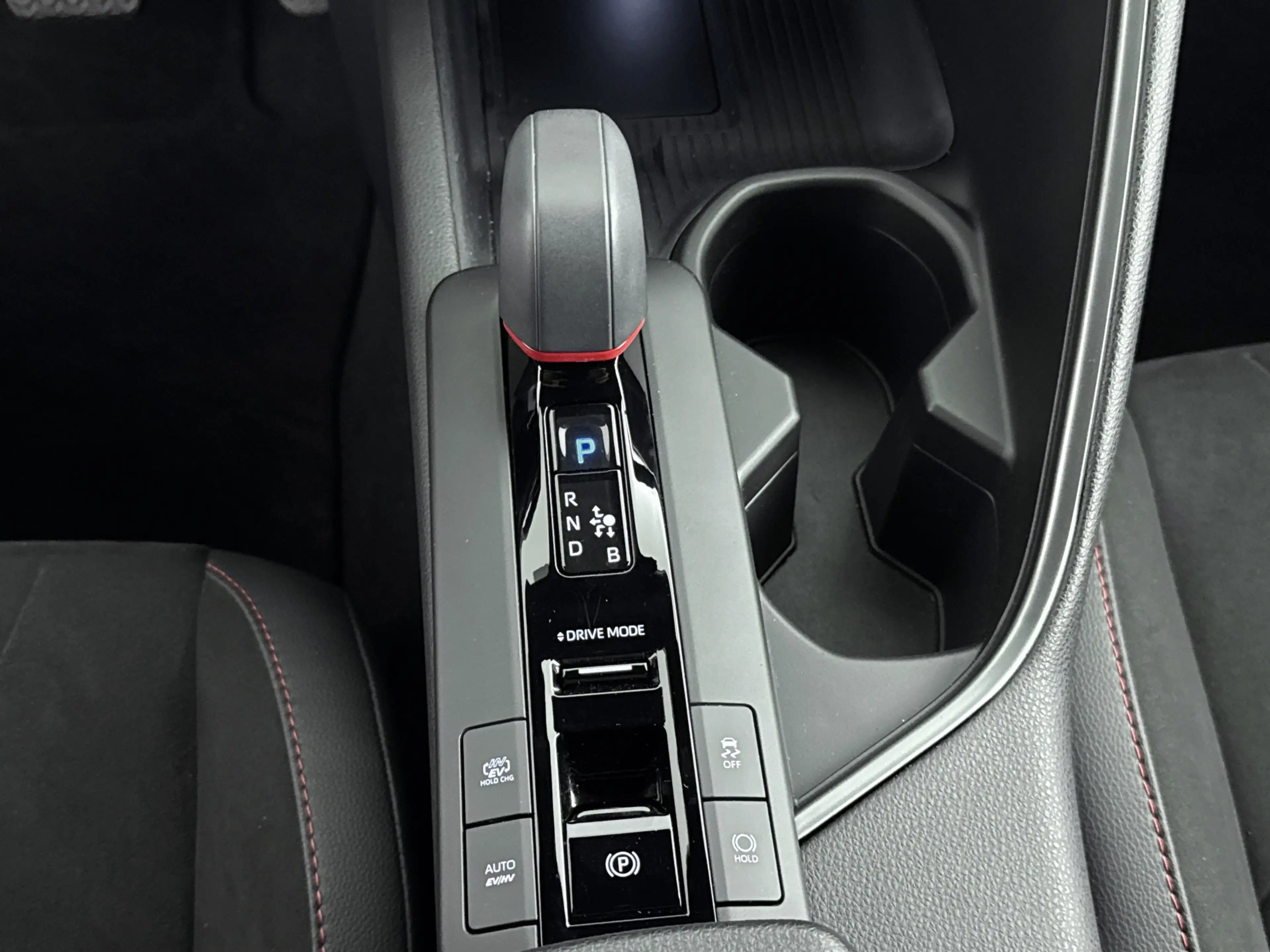 Toyota C-HR 2.0 Plug-in Hybrid 220 GR SPORT PLUS — photo 10