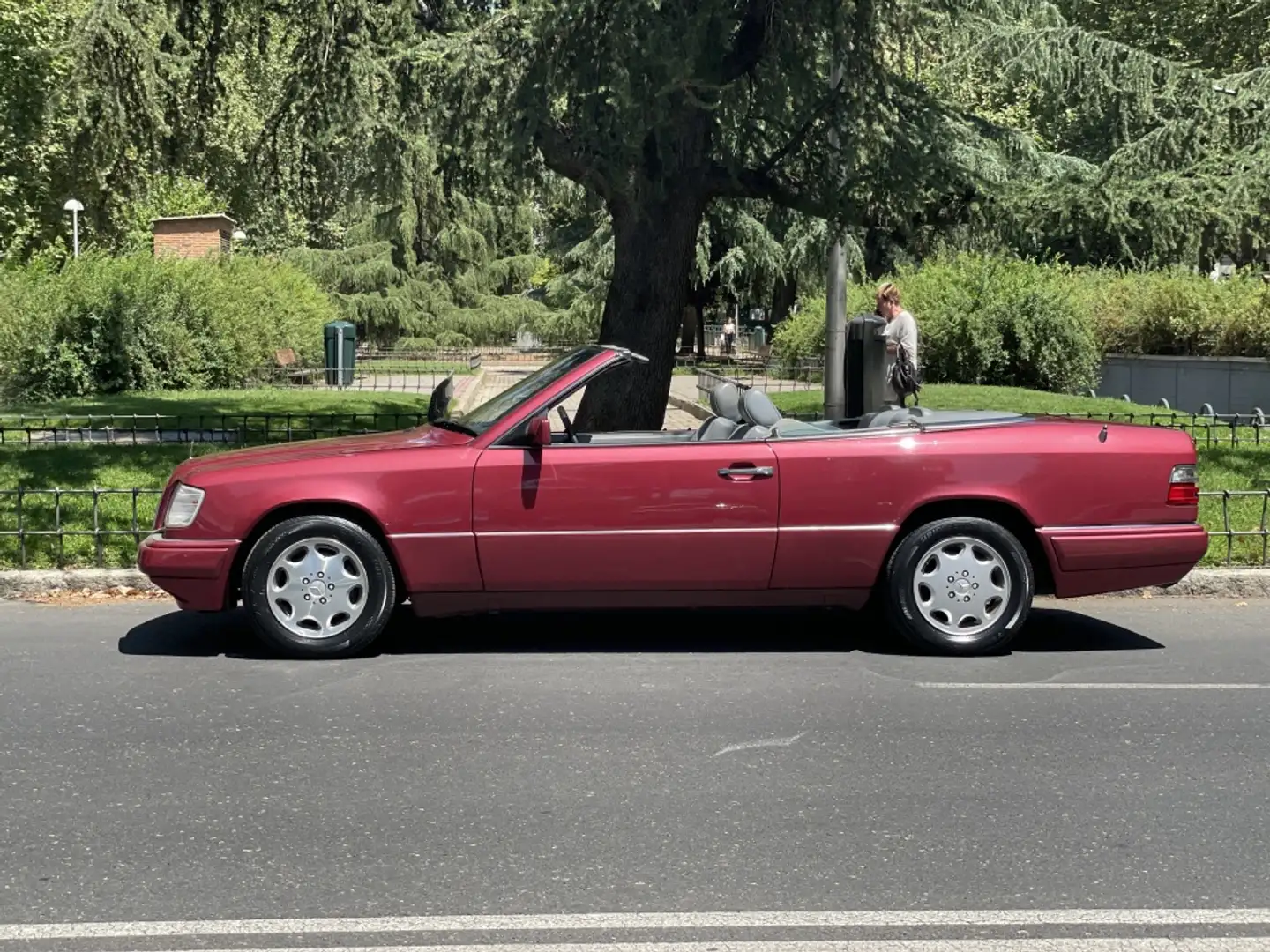 Mercedes-Benz E 320 Cabriolet Fialová - 1