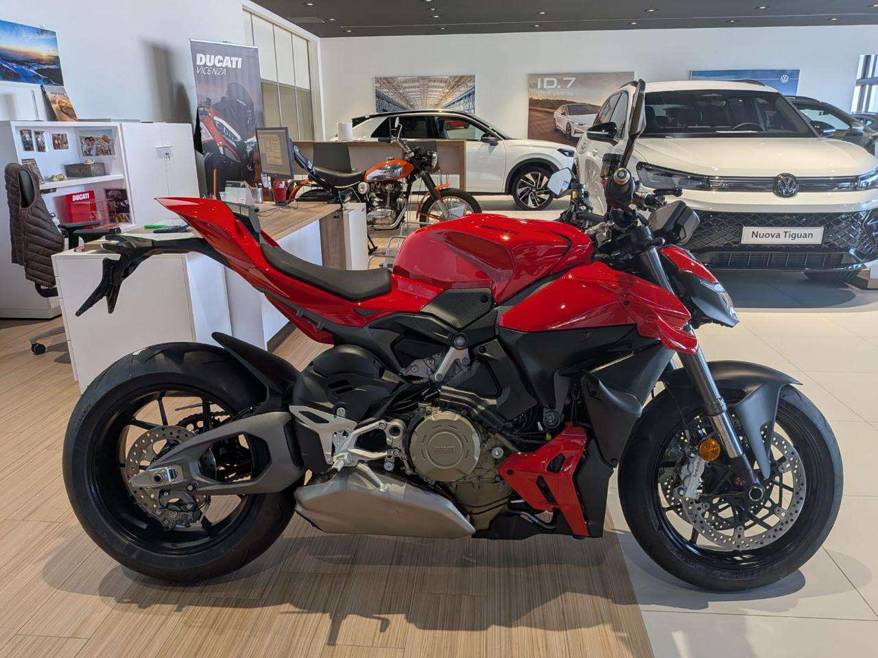 Ducati Streetfighter V4 RED