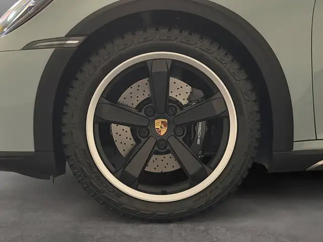 Porsche 911 view 9