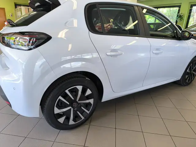 Peugeot 208 view 9