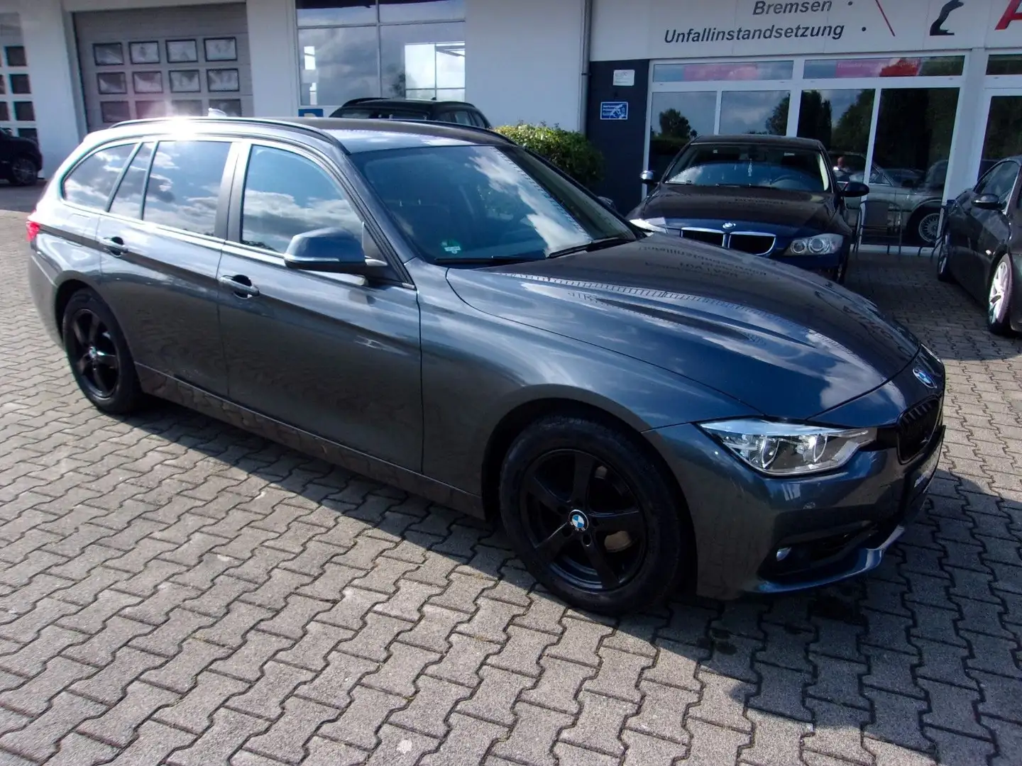 BMW 318 i  Touring Grau - 1