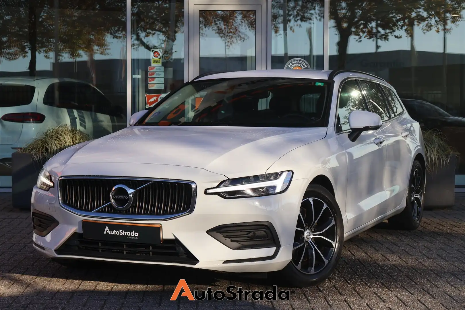 Volvo V60 B3 Momentum Business 163pk | Keyless | Adaptive | Blanc - 1