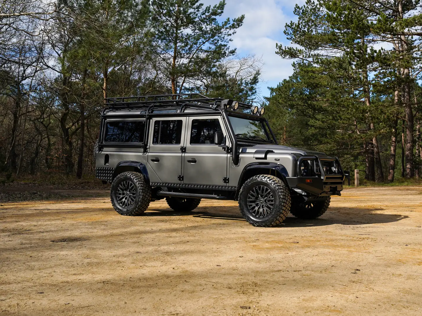 Land Rover Defender 2.8 L Cummins Diesel Grijs - 1
