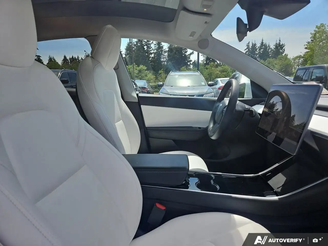 Tesla Model Y снимка Tesla Model Y
