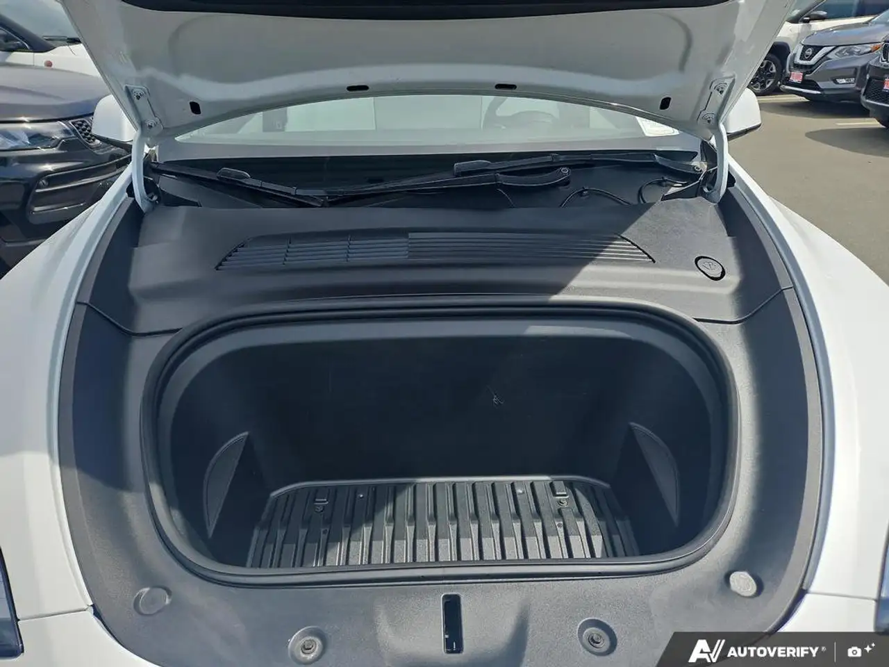 Tesla Model Y снимка Tesla Model Y