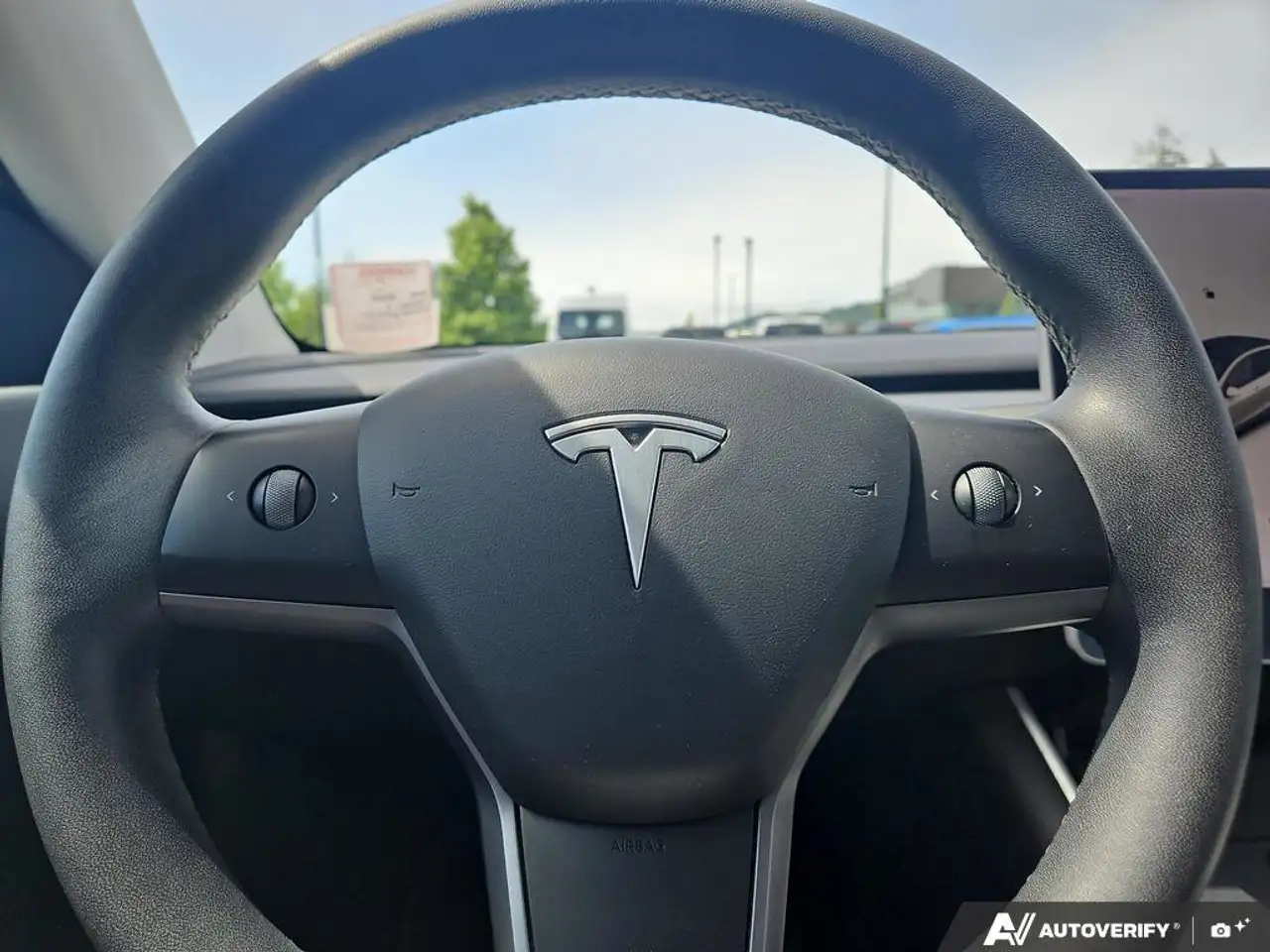 Tesla Model Y снимка Tesla Model Y