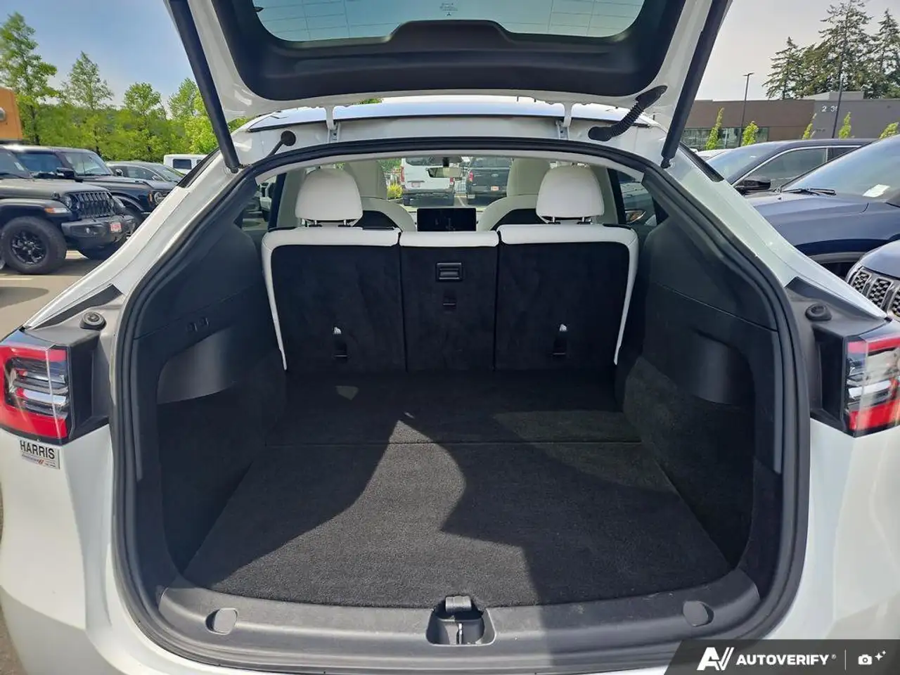 Tesla Model Y снимка Tesla Model Y