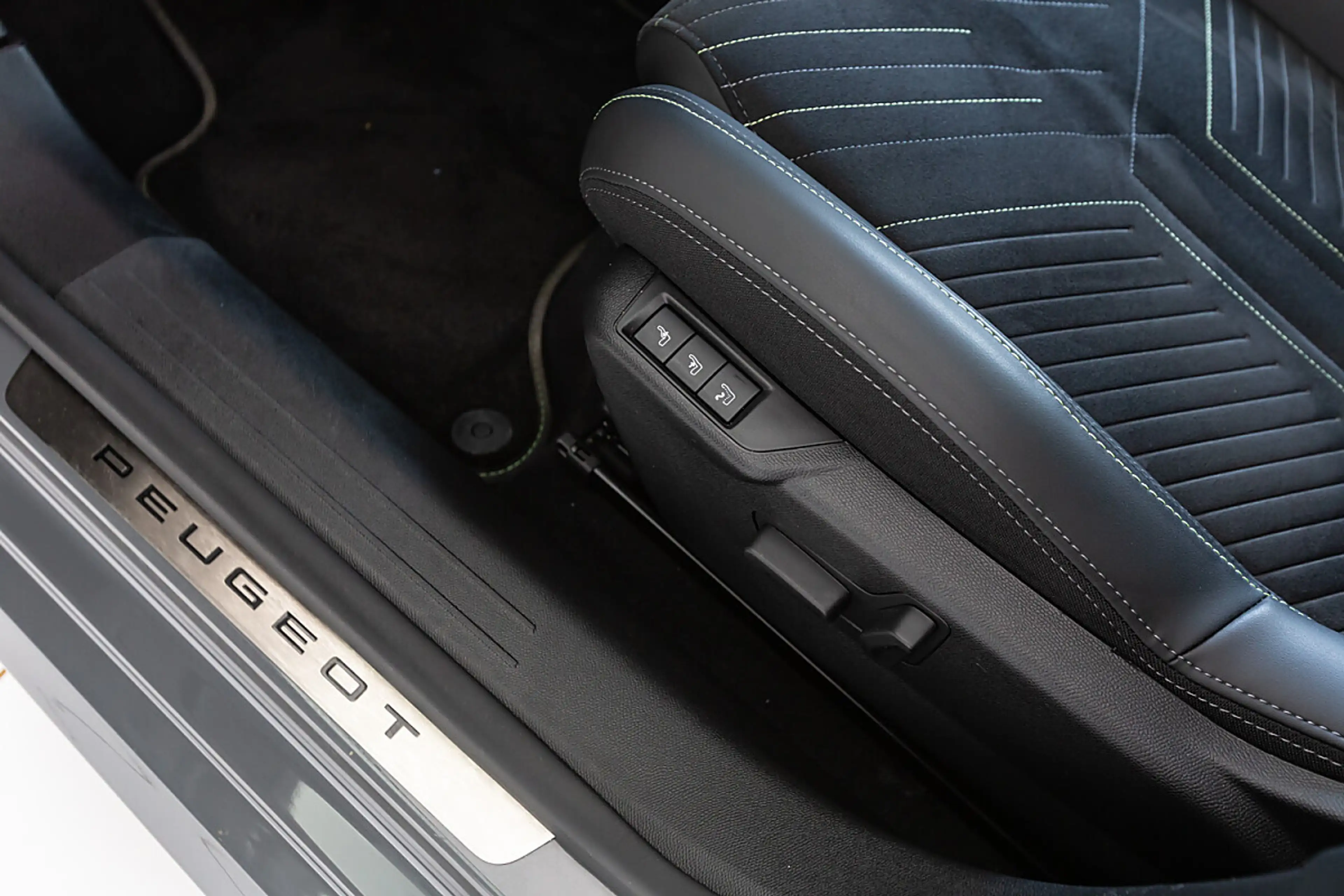 Peugeot 208 Hybrid 110 e-DCS6 GT — photo 9