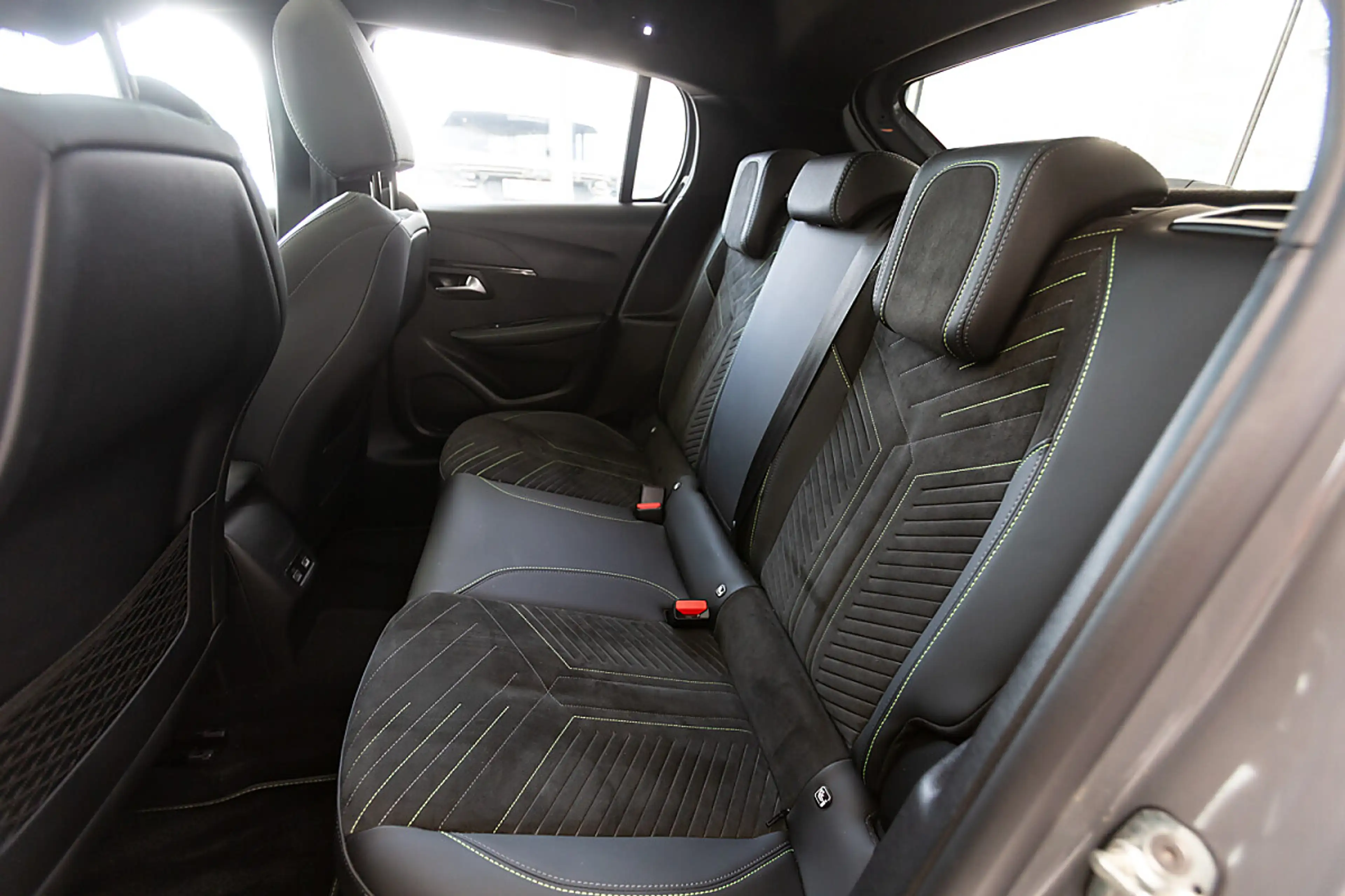 Peugeot 208 Hybrid 110 e-DCS6 GT — photo 5