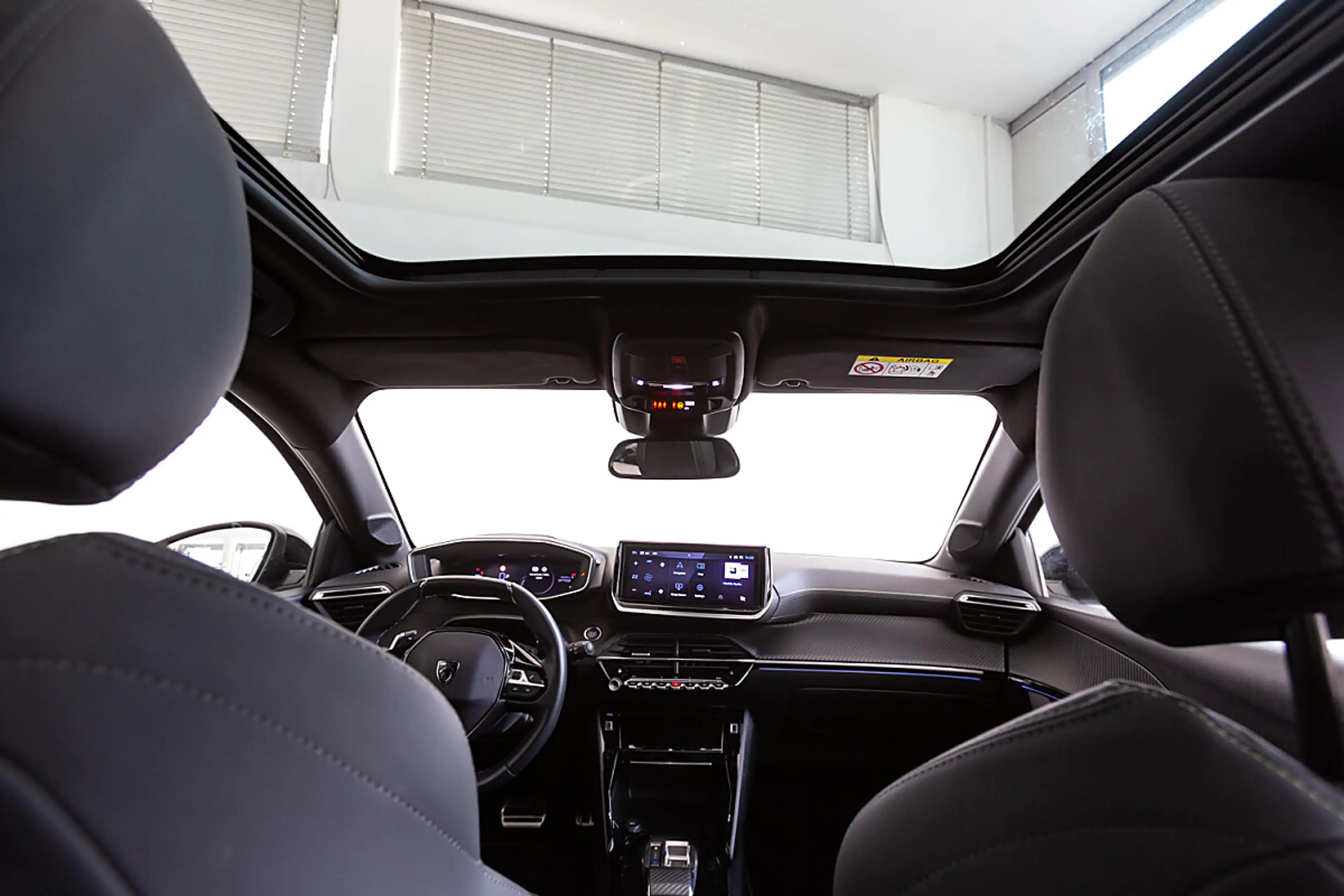 Peugeot 208 Hybrid 110 e-DCS6 GT — photo 7