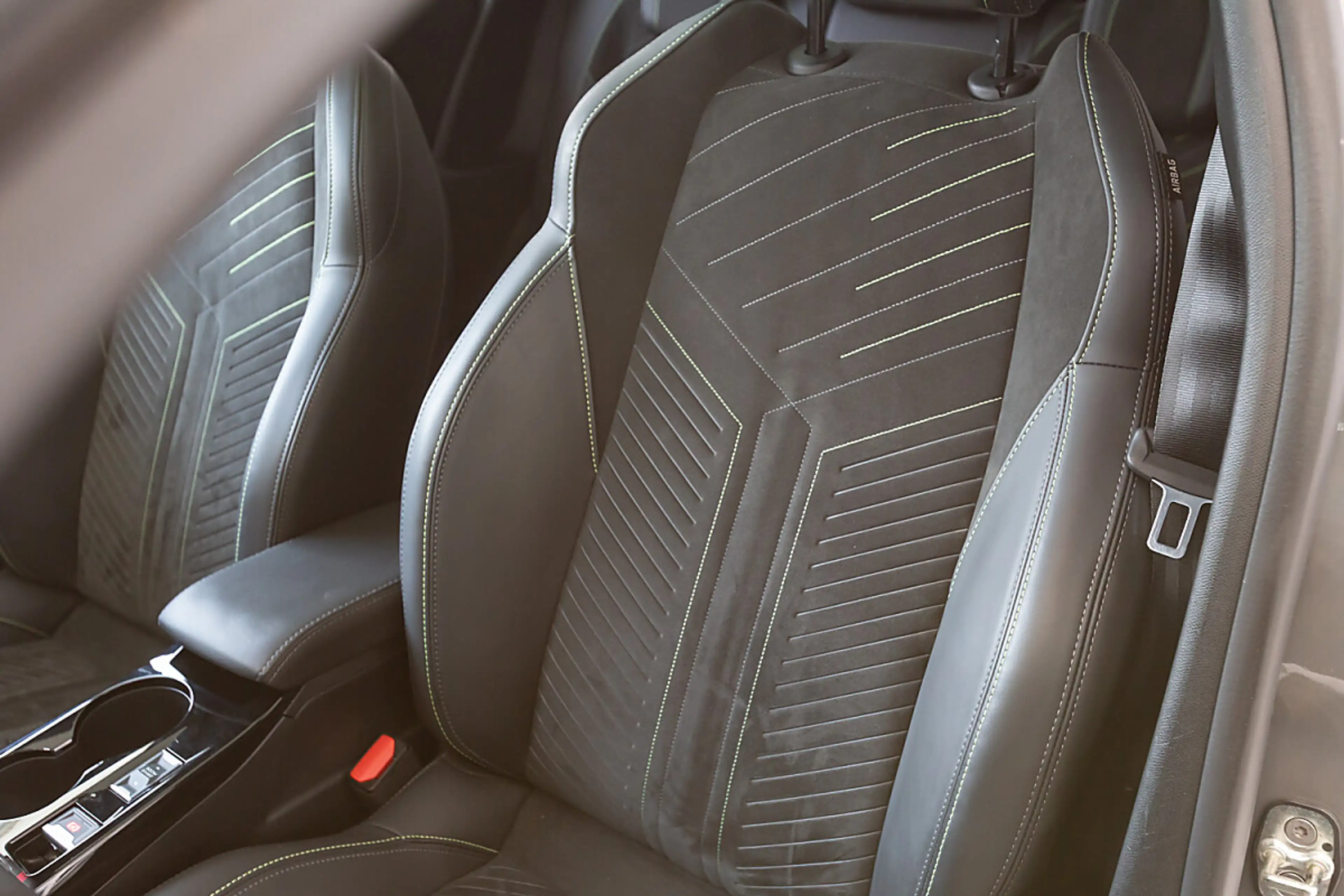 Peugeot 208 Hybrid 110 e-DCS6 GT — photo 10