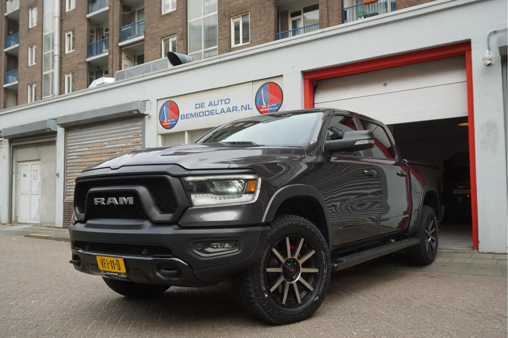 Dodge Ram 1500 5.7 V8 4x4 Rebel Sport | Luchtvering Grijs - 1