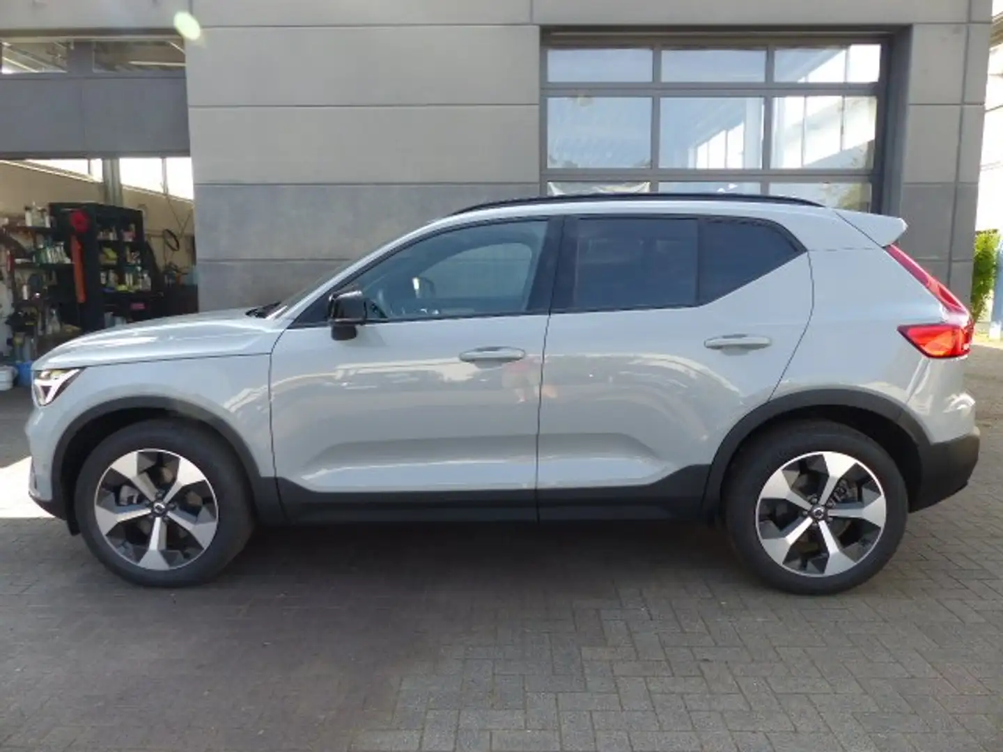 Volvo XC40 Plus Dark B3 Aut.EU6d*GOOGLE*ALU 19*360°CAM*H+K Grau - 2