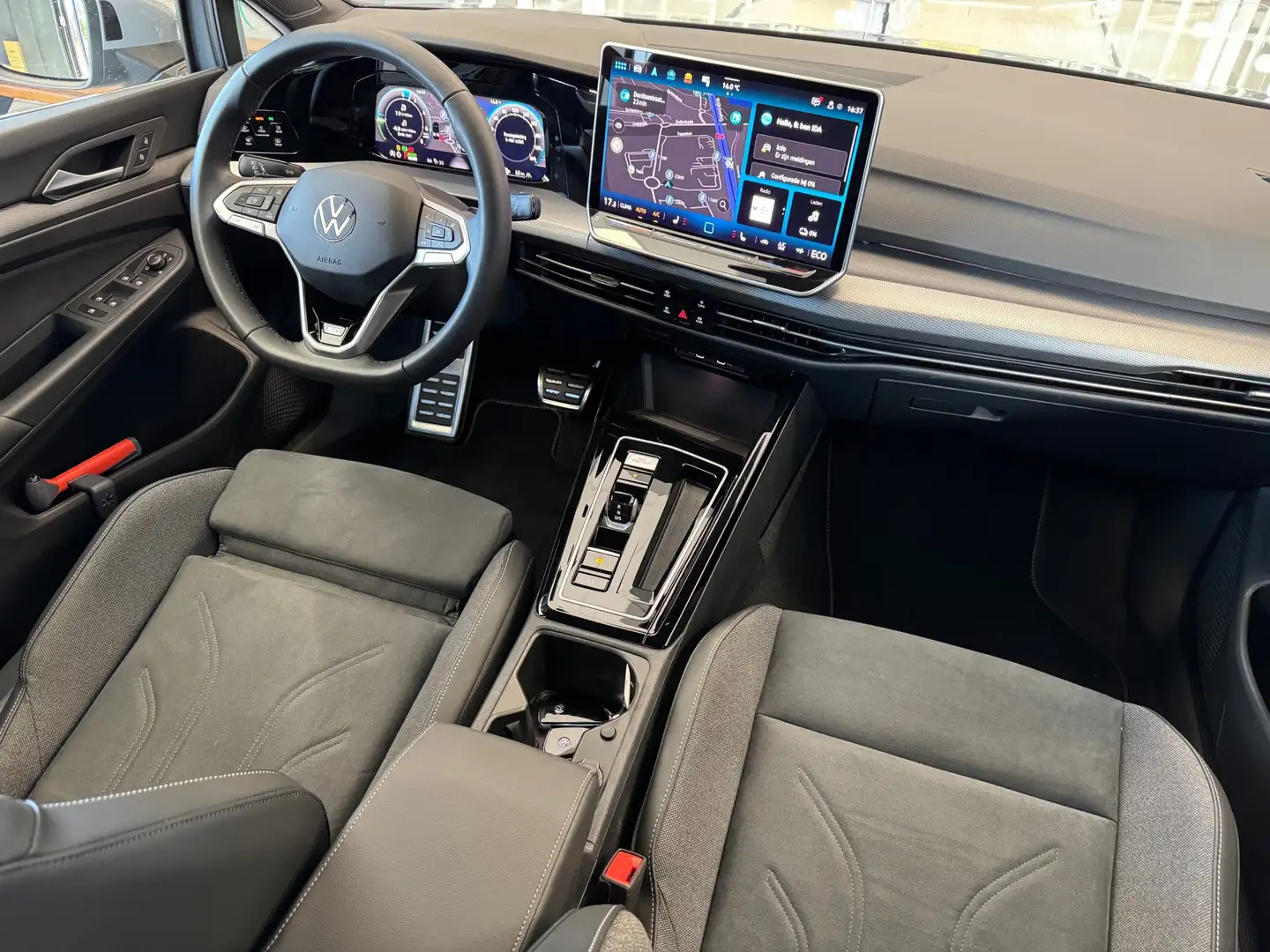 Volkswagen Golf 1.5 eHybrid 204pk DSG 50 Edition | Massagestoel | Gris - 2
