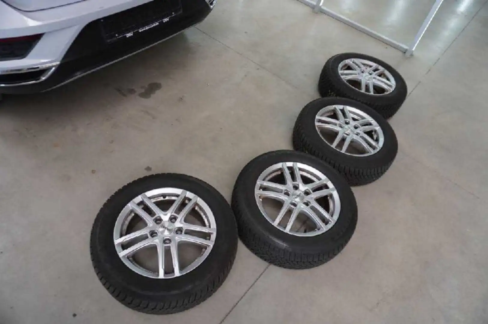 Volkswagen T-Roc 2.0d DSG LED/NAVI/ACC/SHZ/RFK/AHK/8Fa Silber - 2