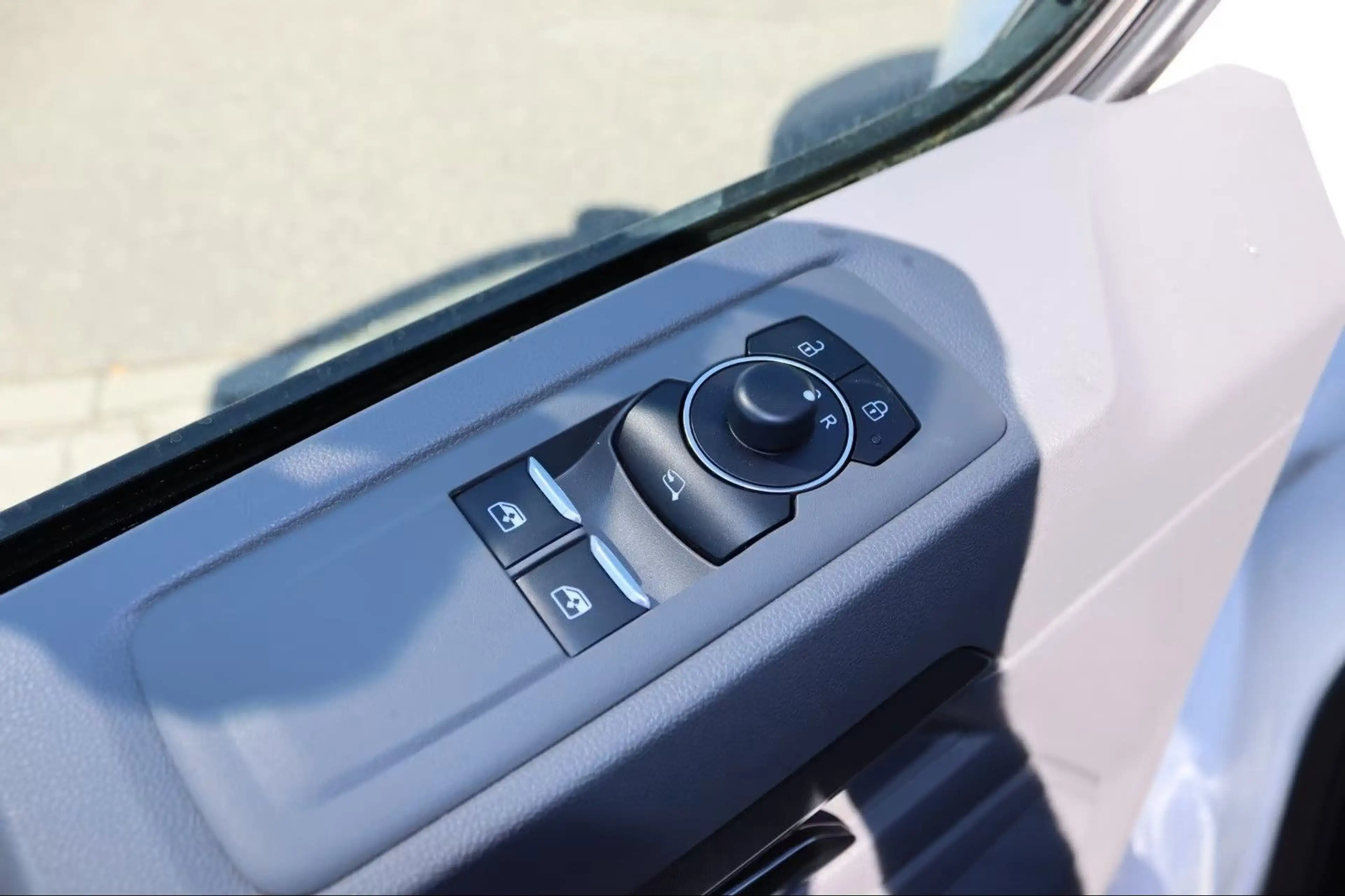 Volkswagen T7 Kombi 6-Sitzer 2xSchiebetüre lang LED Kamera — photo 8
