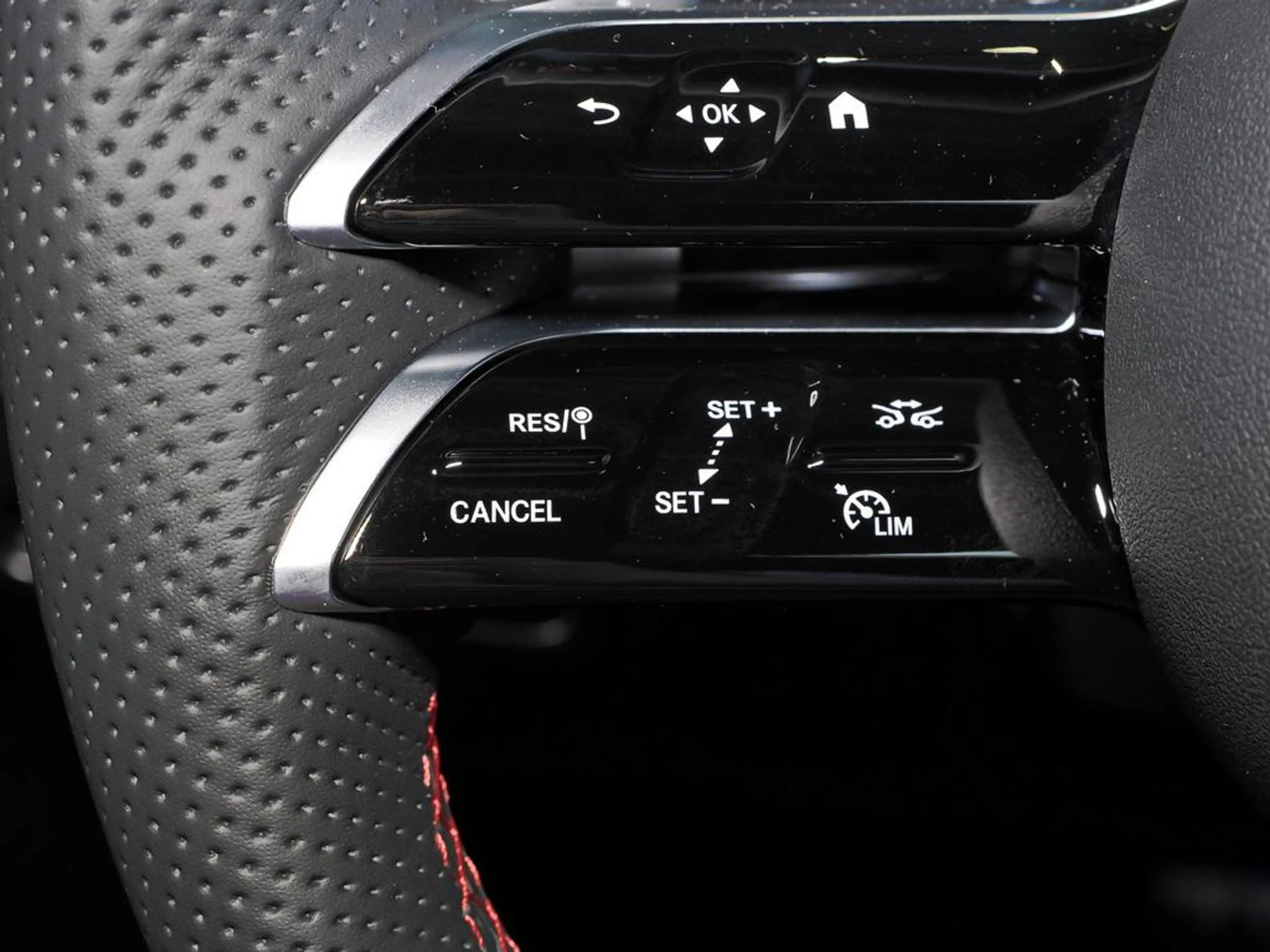Mercedes-Benz GLA 180 AMG NIGHT PANO MULTIBEAM 19-ZOLL — photo 9