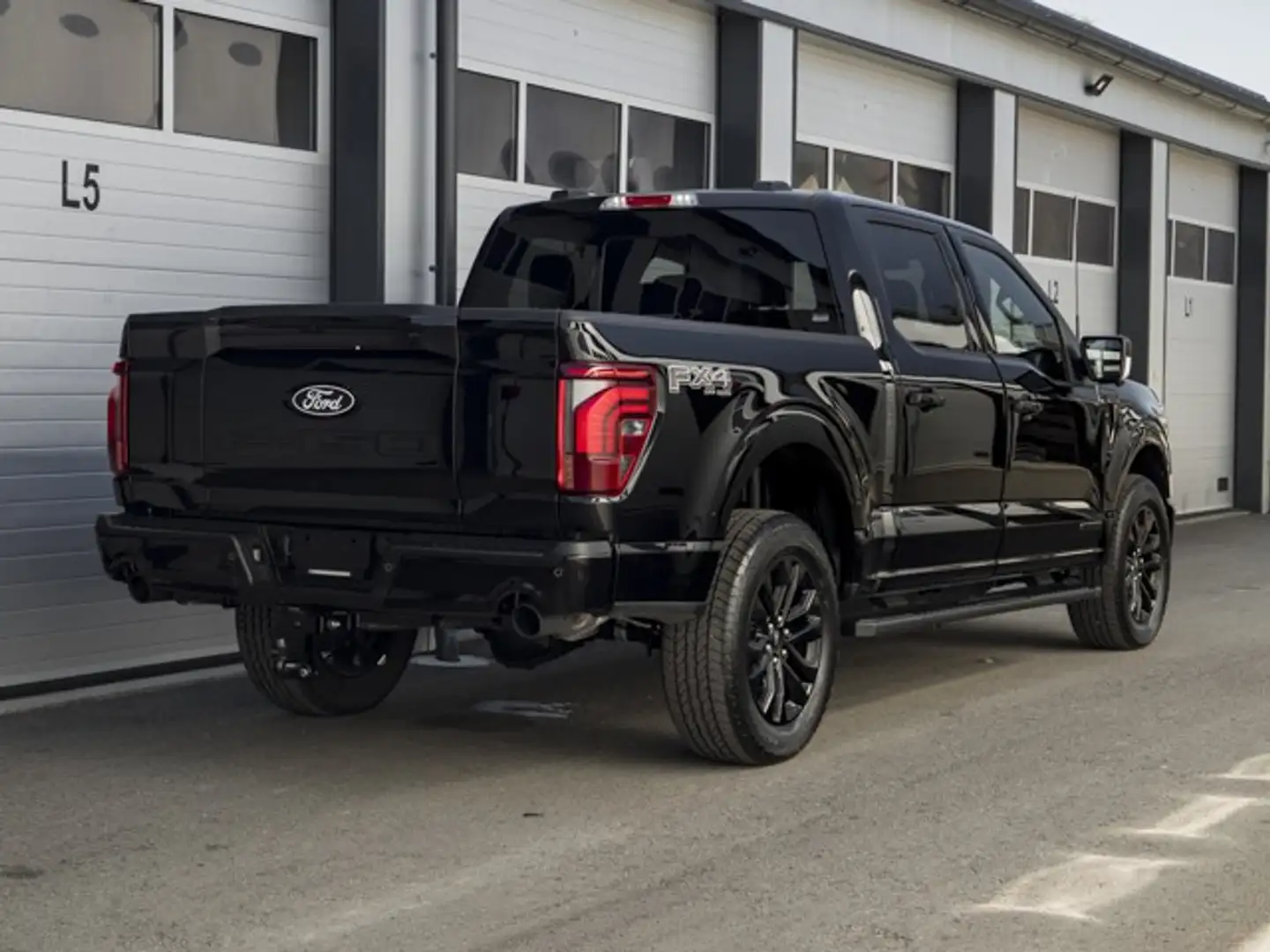 Ford F 150 F-150 LARIAT FHEV SuperCrew ShortBed 3,5 L V6 H... Schwarz - 2