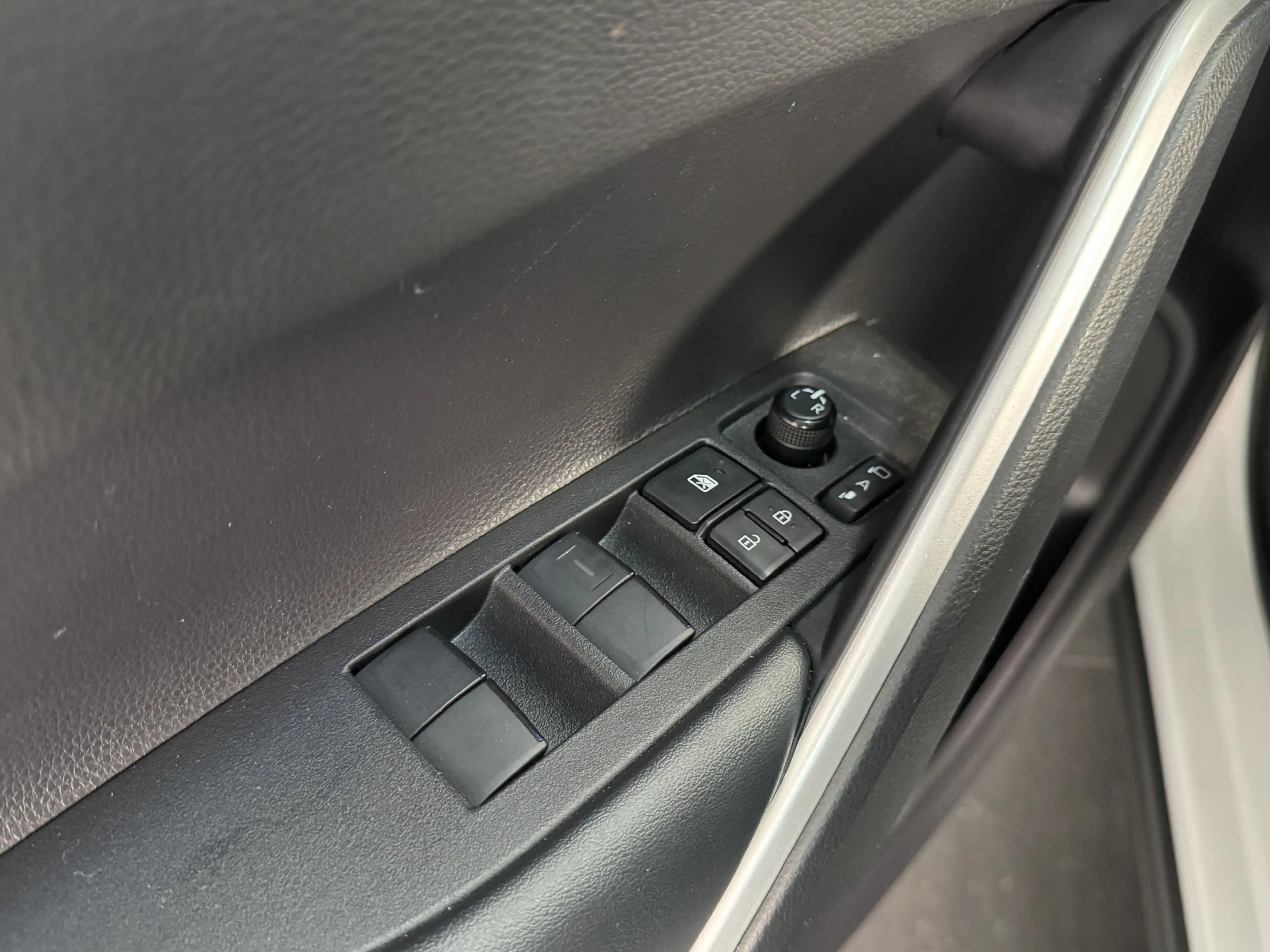 Toyota Corolla Cross 2.0 High Power Hybrid First Edition | Stoelverwarm — photo 11