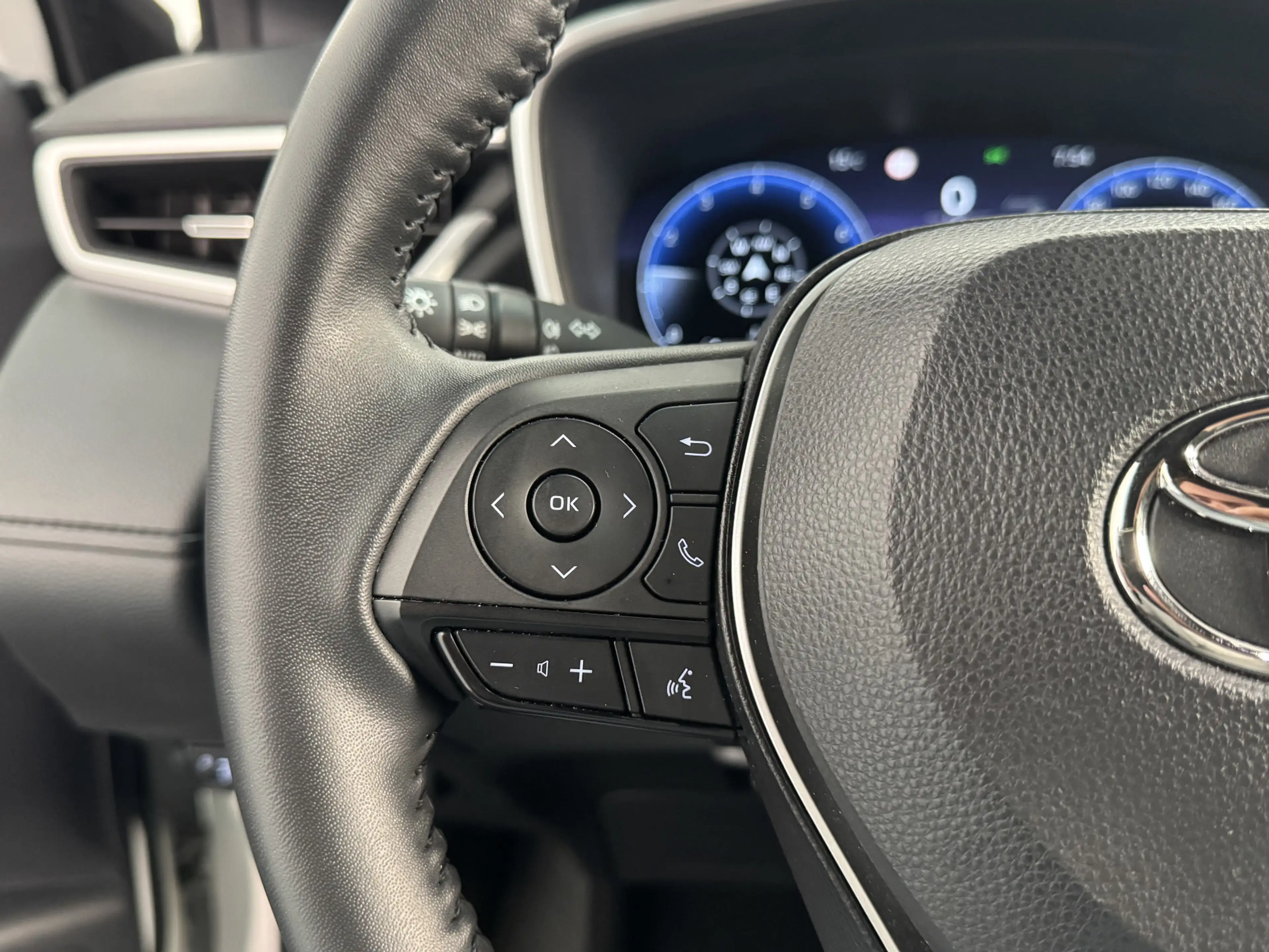 Toyota Corolla Cross 2.0 High Power Hybrid First Edition | Stoelverwarm — photo 14