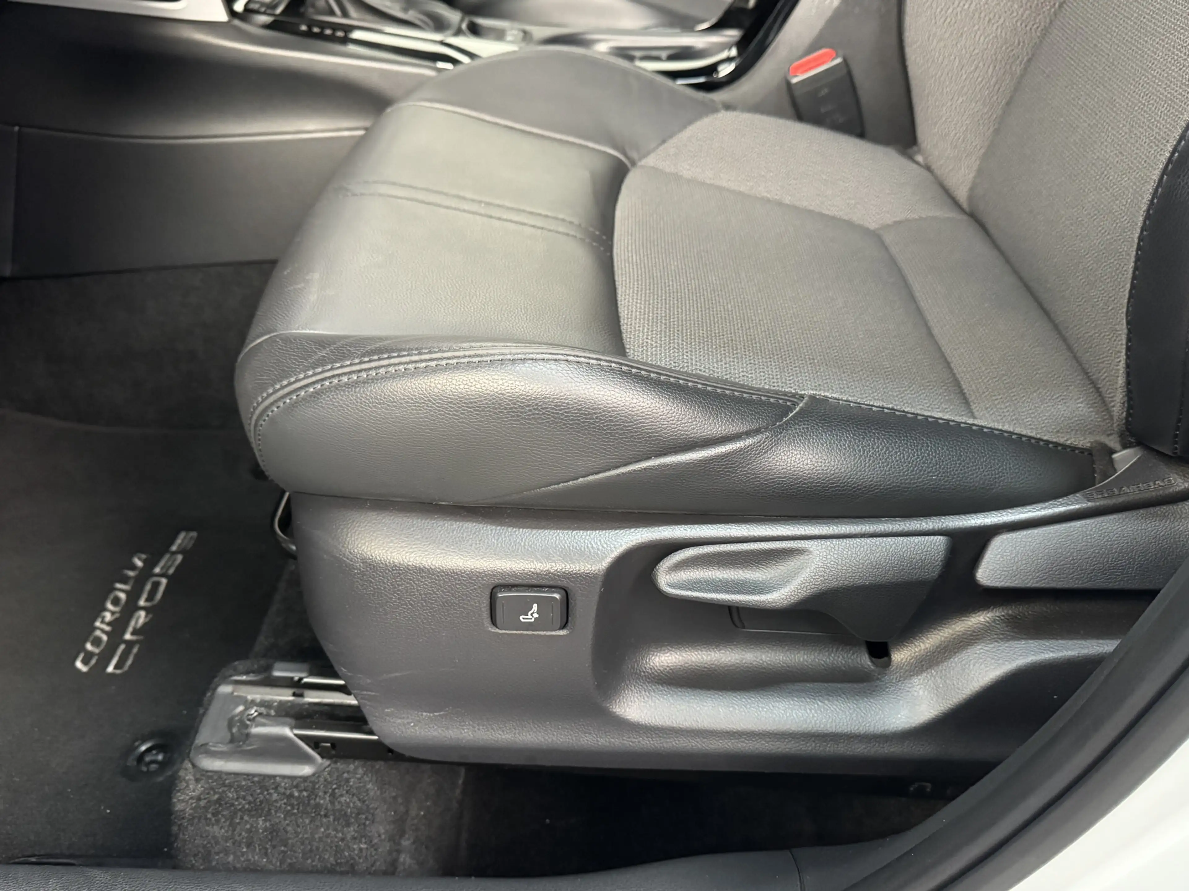 Toyota Corolla Cross 2.0 High Power Hybrid First Edition | Stoelverwarm — photo 6