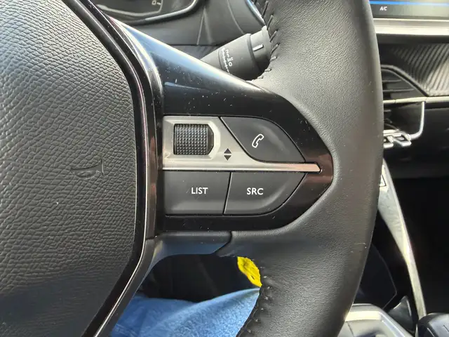 Peugeot 208 view 12