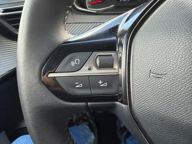 Peugeot 208 view 13