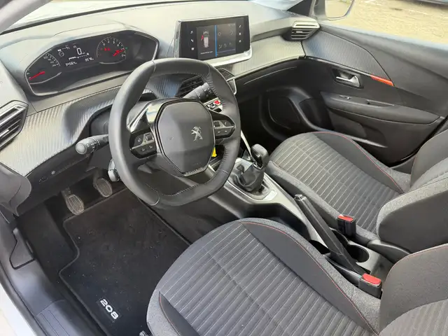 Peugeot 208 view 10