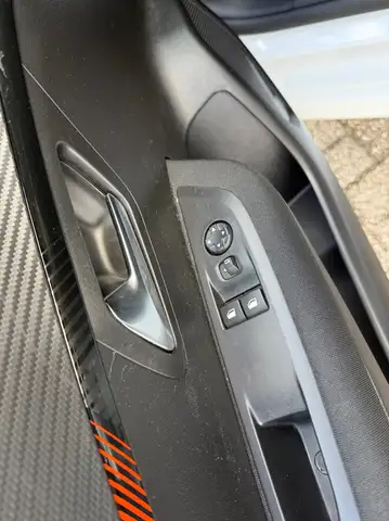 Peugeot 208 view 9