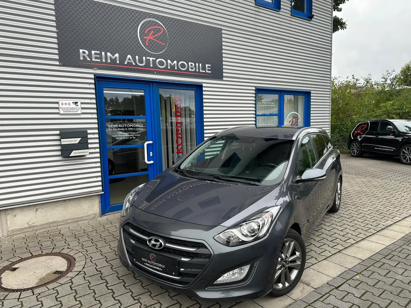 Hyundai i30 1.6 *NAVI*SHZ*LM-FELGEN*KAMERA*TEMPOMAT* Grau - 1
