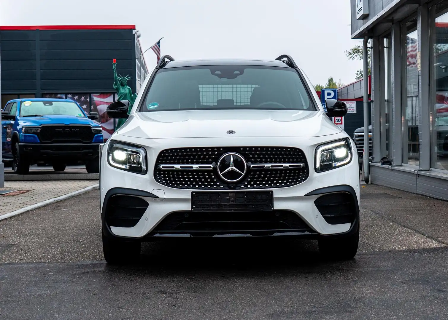 Mercedes-Benz GLB 250 2.0 AMG Line 4MAtic,ACC,360°,Pano Weiß - 2