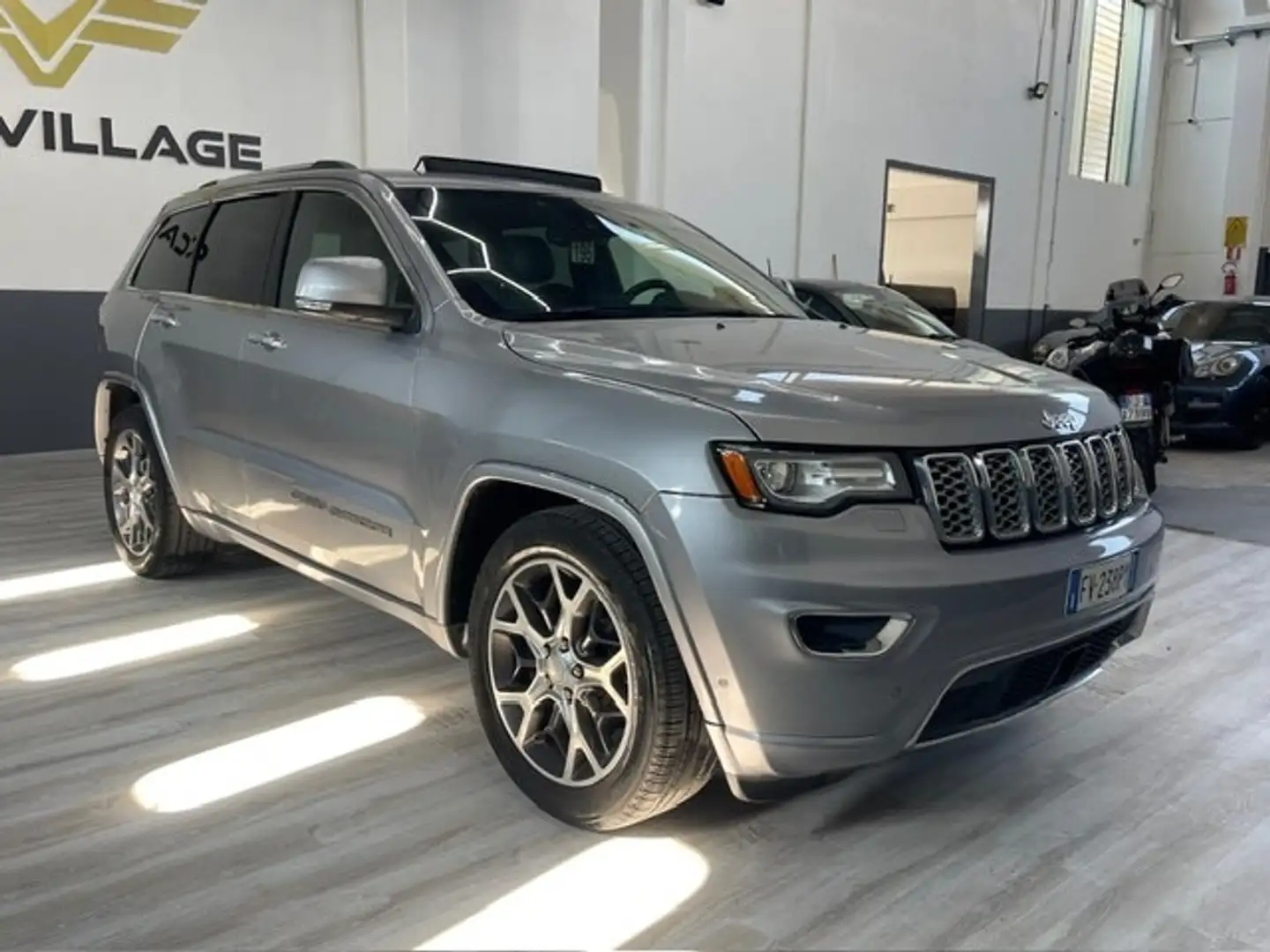 Jeep Grand Cherokee Grand Cherokee 3.0 V6 CRD 250 CV Multijet II Overl Grijs - 2