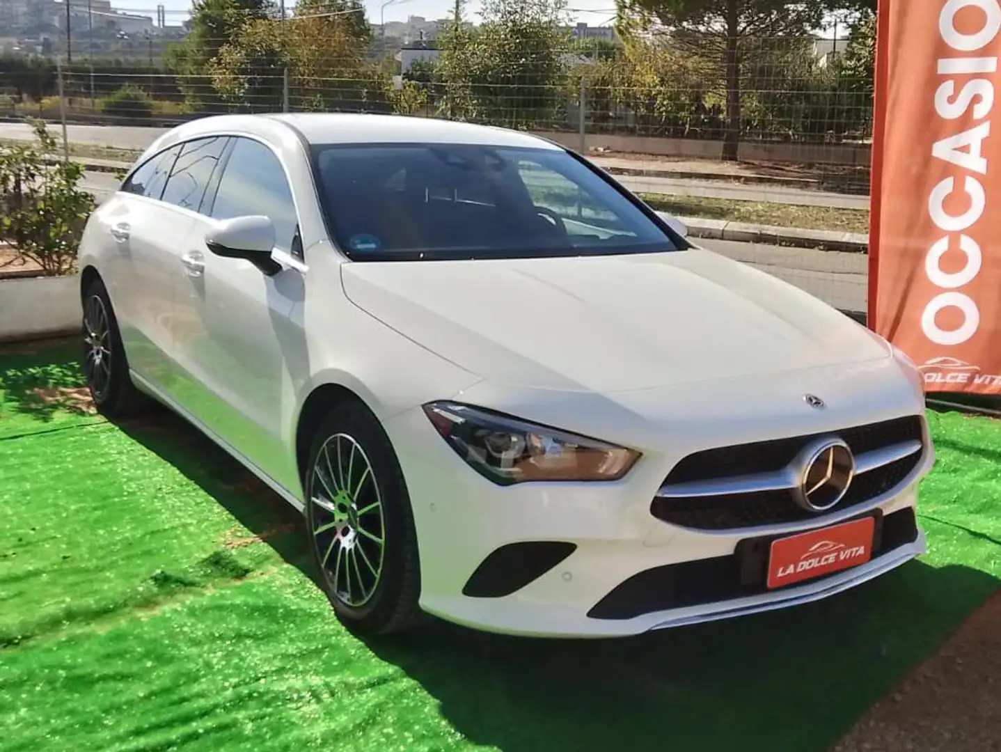 Mercedes-Benz CLA 200 Shooting Brake d Business Blanc - 1