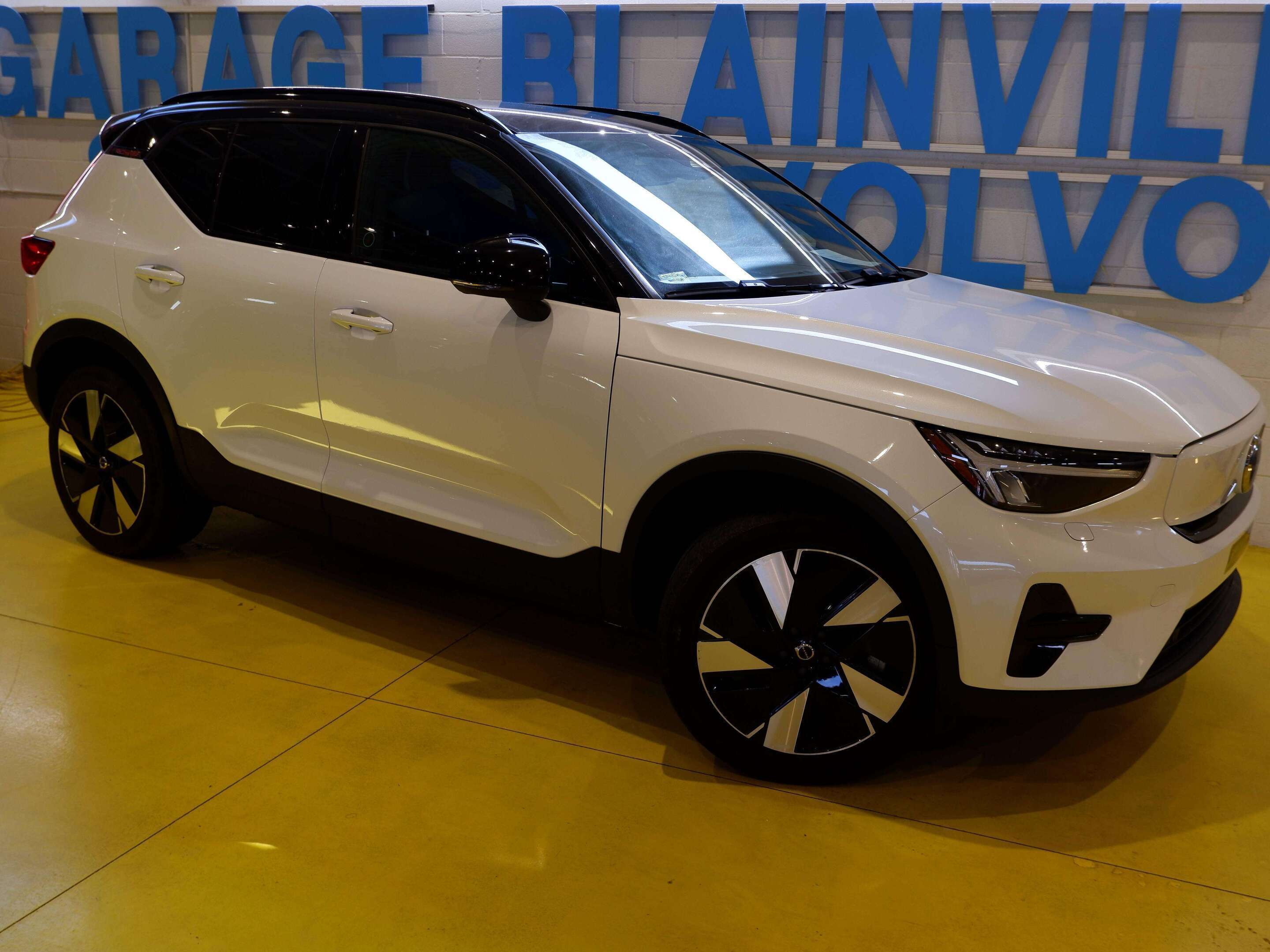 2024 Volvo XC40 Pure Electric  + WINTER PACK — снимка 1