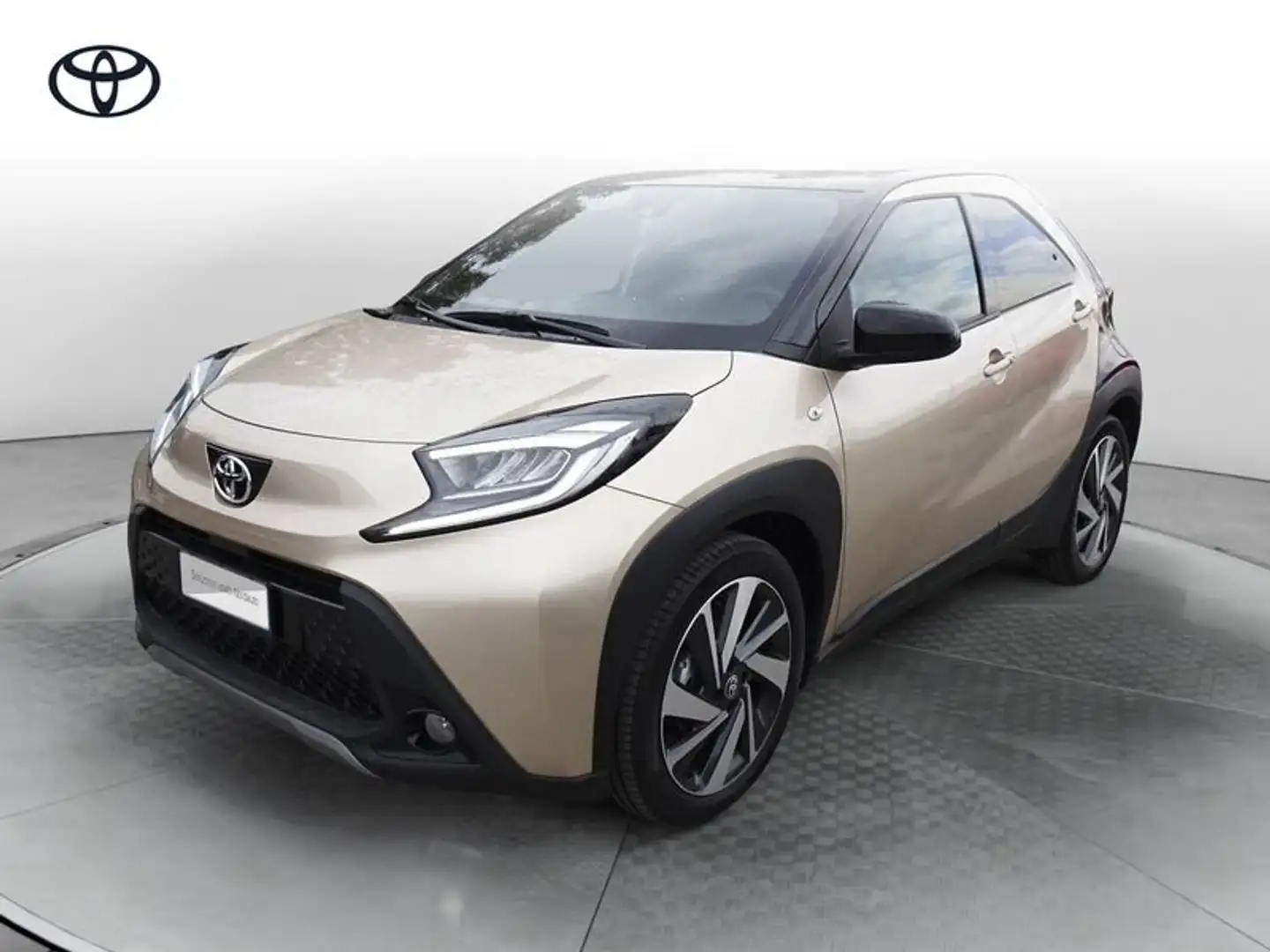 Toyota Aygo X 1.0 VVT-i 72 CV 5 porte Lounge S-CVT Beige - 1