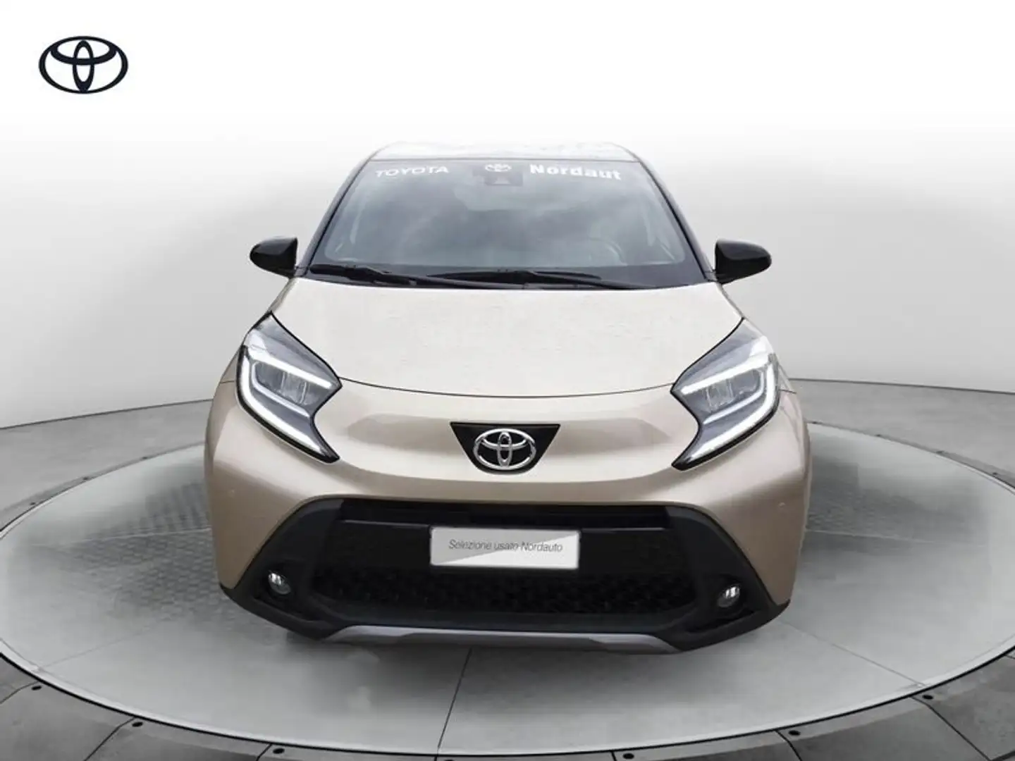 Toyota Aygo X 1.0 VVT-i 72 CV 5 porte Lounge S-CVT Beige - 2