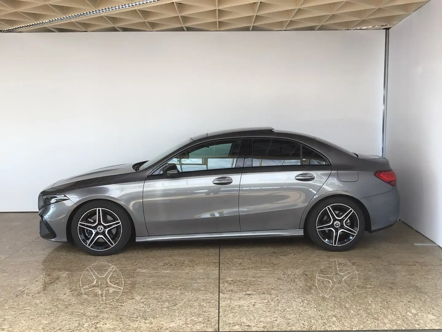 Mercedes-Benz A 220 A 220 4MATIC Limo AMG Line/Pano/Night/Fahrassist Grau - 2