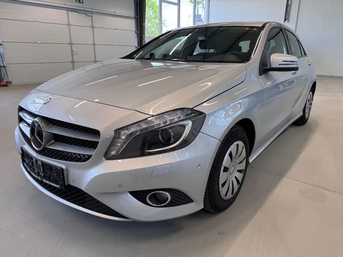 Mercedes-Benz A 180 Bi-Xenon Autom SHZ PDC Kamera 1.Hand Silber - 1