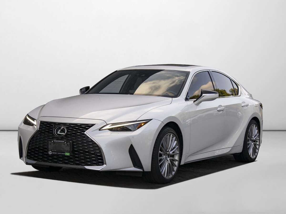 2023 Lexus IS ONLY 28K KMS-LUXURY PACKAGE-NO ACCIDENTS