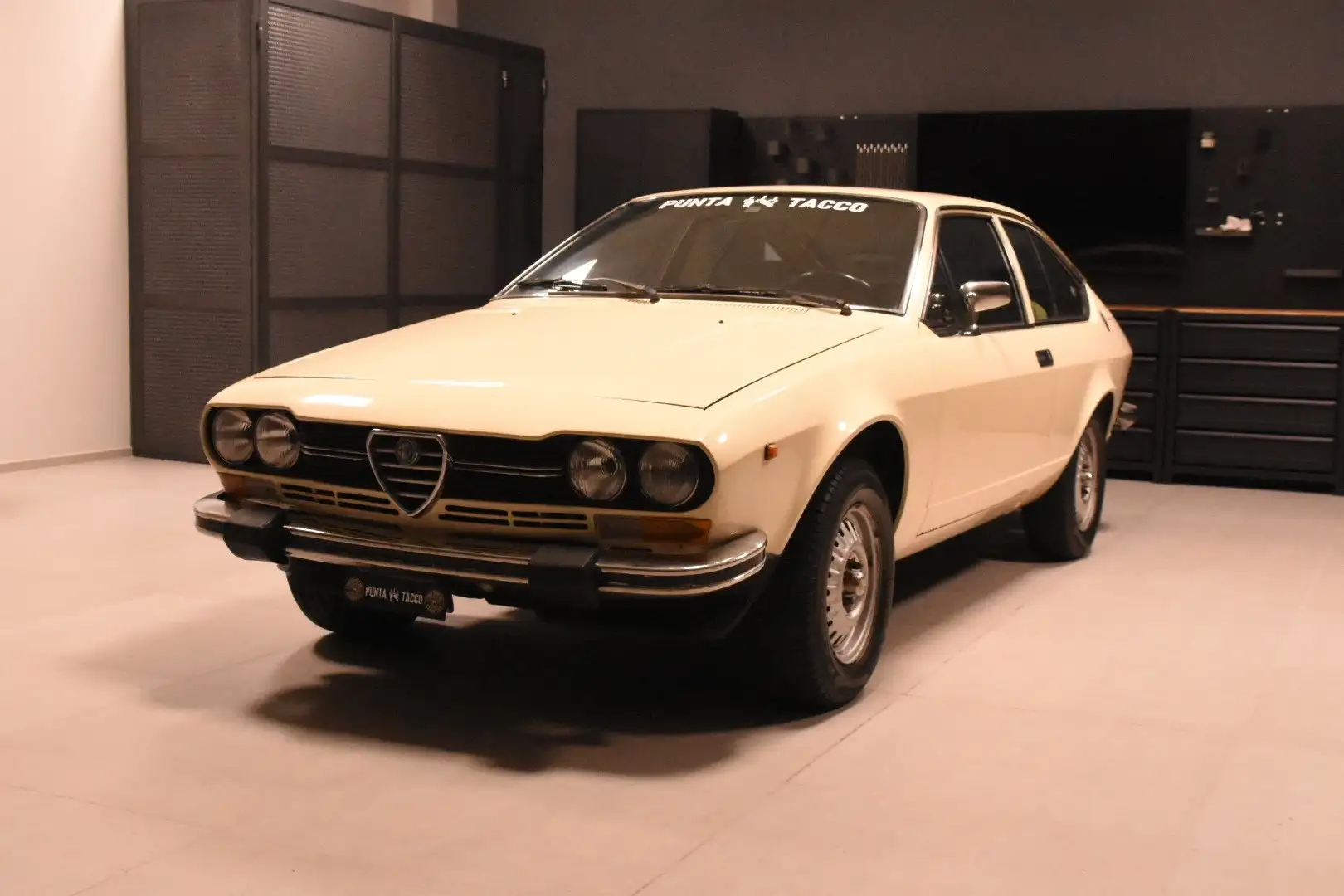 Alfa Romeo Alfetta GTV 2.0 Бежевий - 1