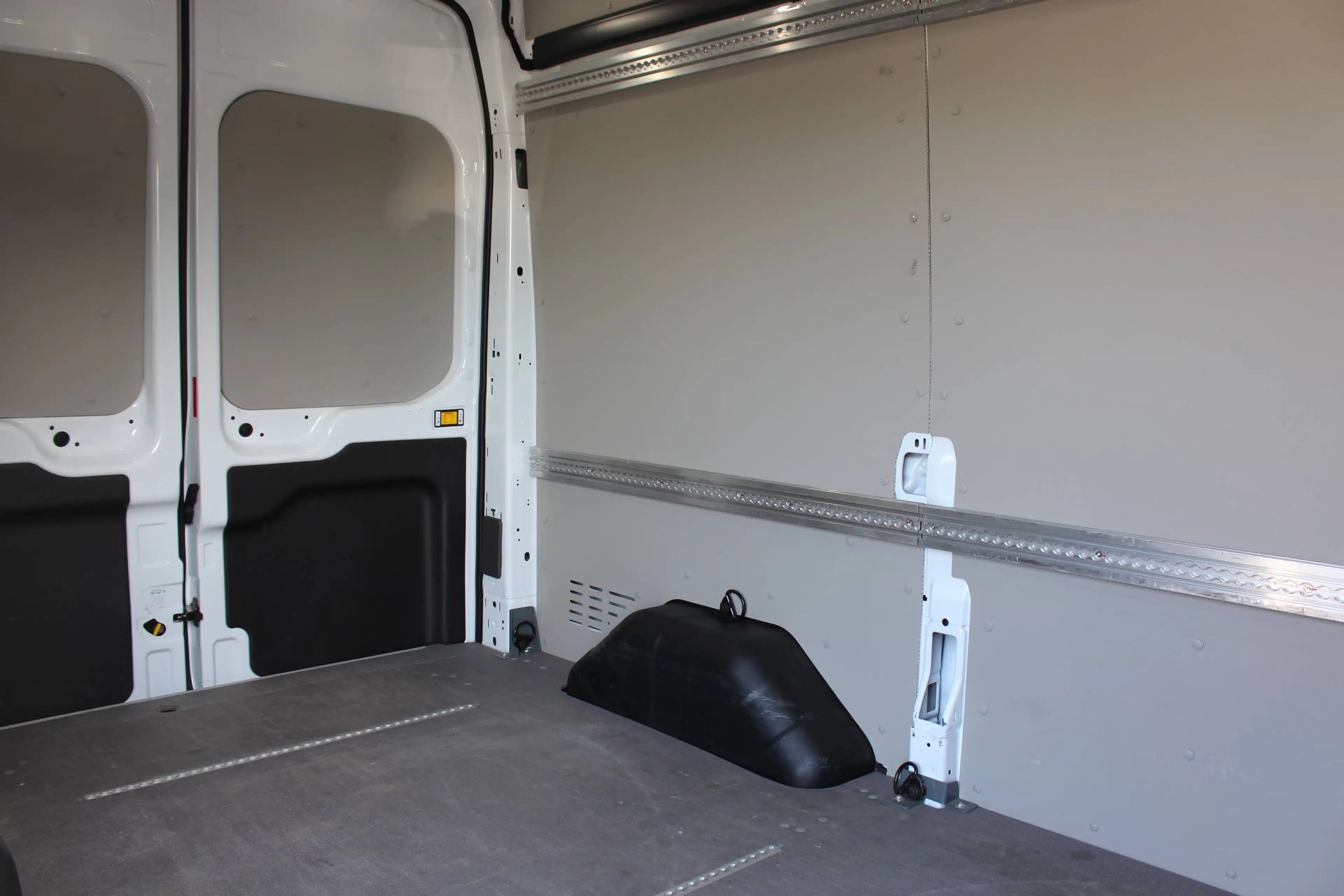 Ford E-Transit 350 L2H3 Trend*Express Line Paket*Holzboden*Navi*ACC*Kamera* — photo 6