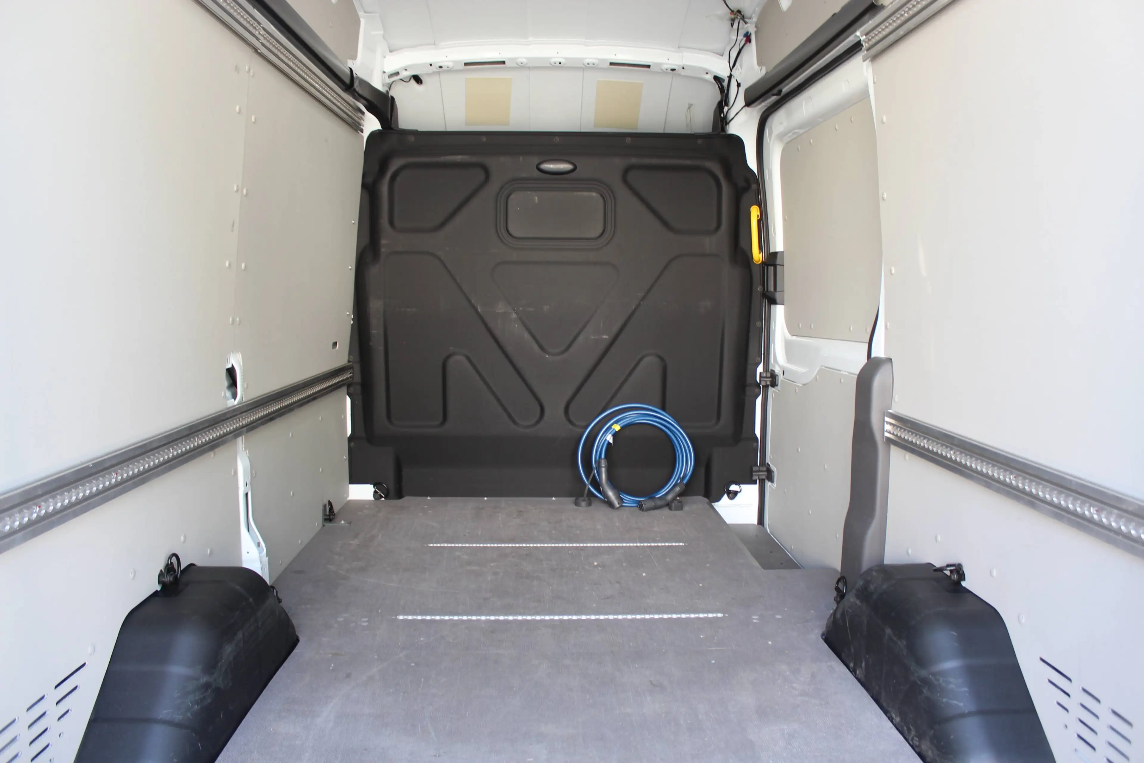 Ford E-Transit 350 L2H3 Trend*Express Line Paket*Holzboden*Navi*ACC*Kamera* — photo 5
