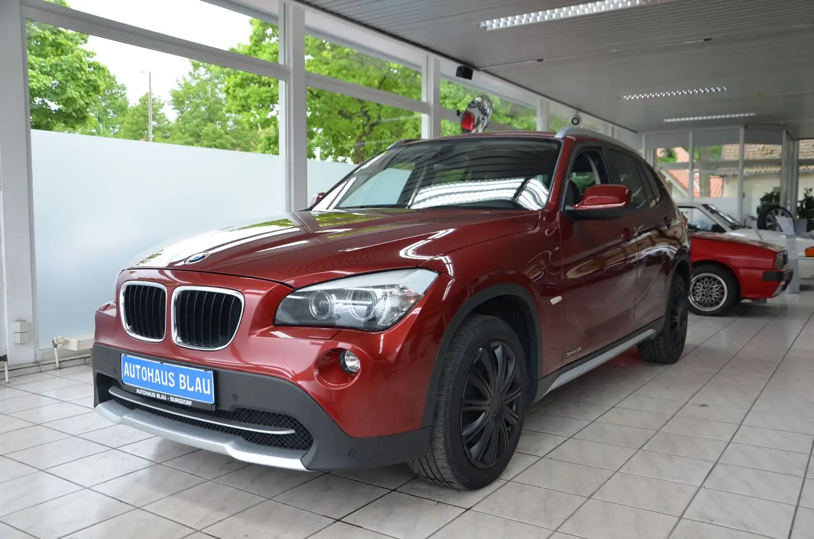 BMW X1 20 i xDrive *X-LINE*BI-XENON*PDC*SITZHZG* Red - 1