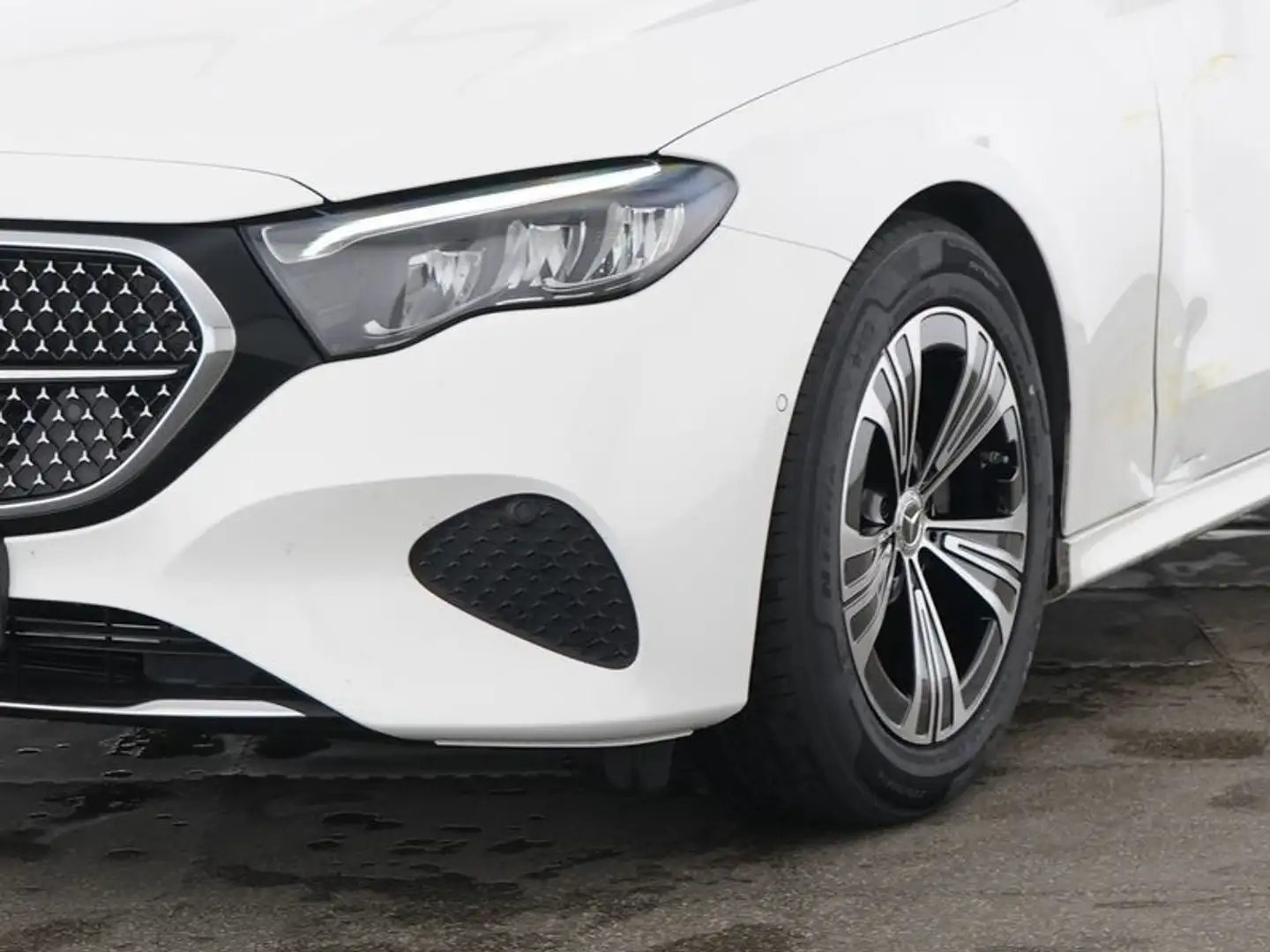 Mercedes-Benz E 220 d 4M Allrad+Winter Paket+Distro+Kamera Weiß - 2