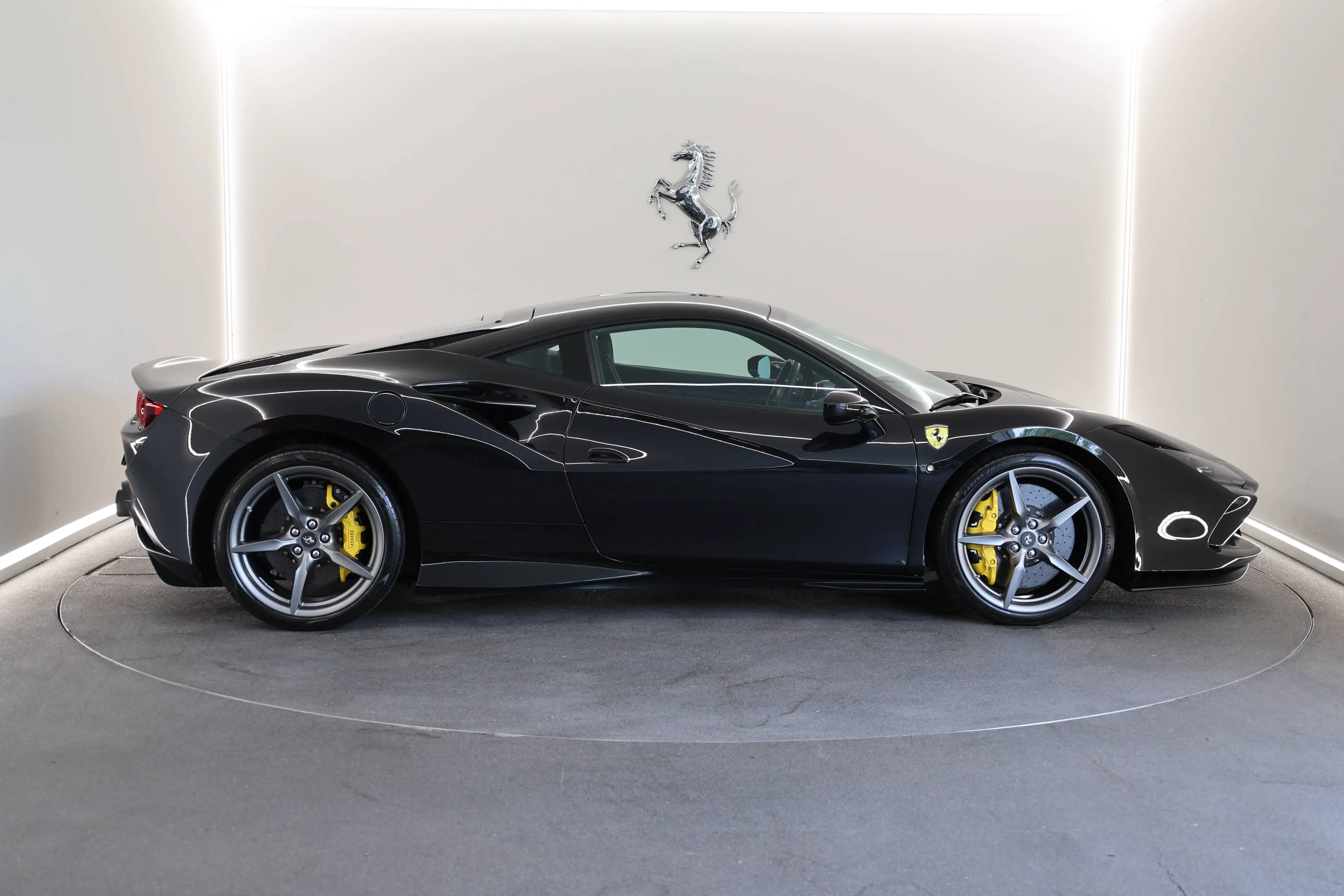 Ferrari F8 Tributo Nero Daytona / Full PPF / Ferrari Approved — photo 7