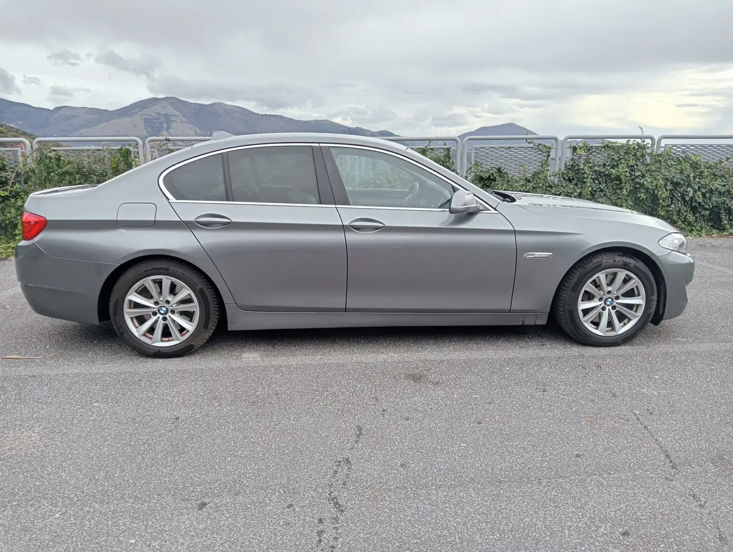 BMW 530 Serie 5 F10 Berlina 530d Eletta 258cv Gri - 2
